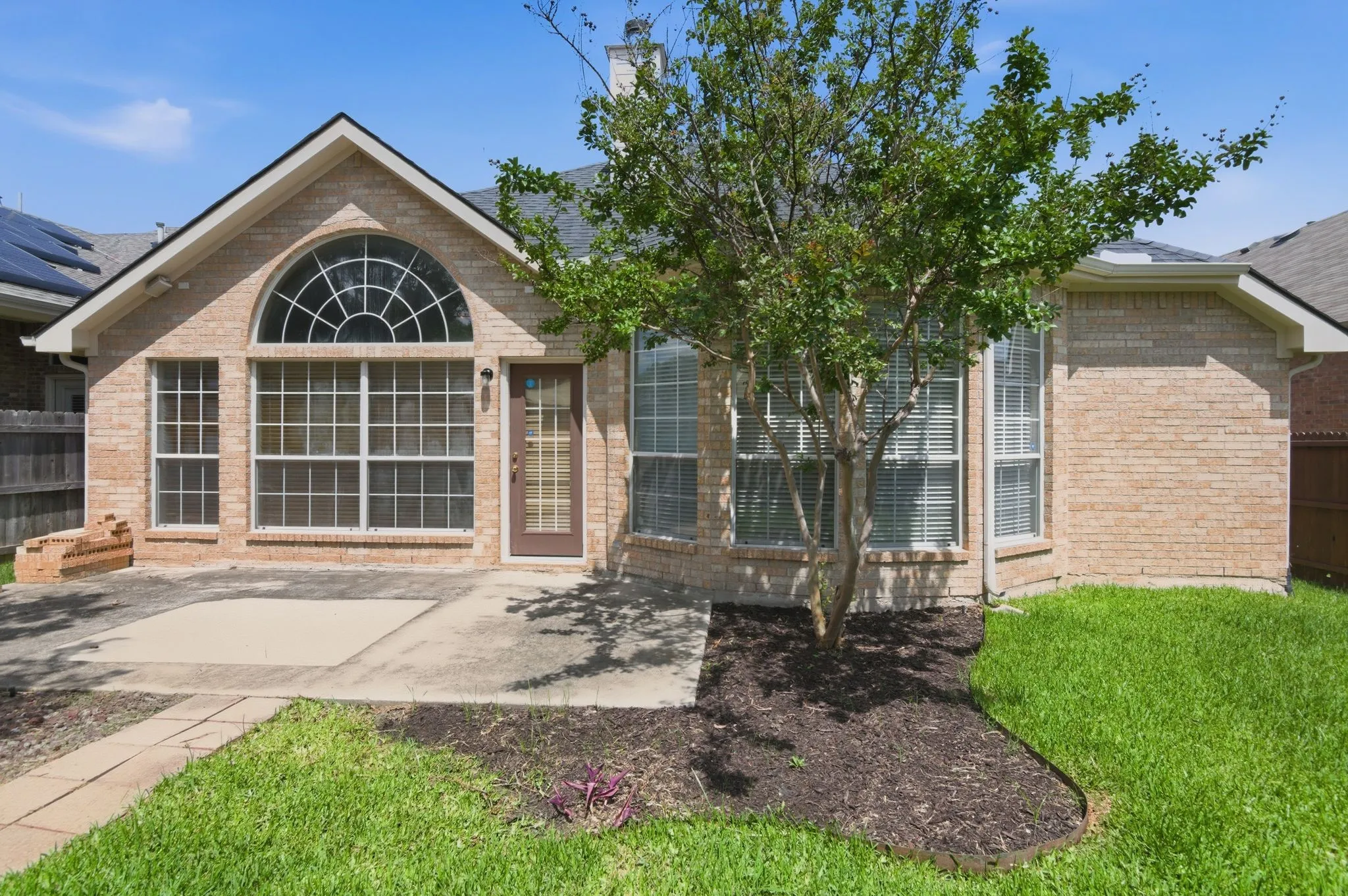 Single Family Residence For Sale in Tarrant County , 9125 Chardin Park Drive, Fort Worth, Texas 76244, 3 Bedroom, 2 Bathroom, 2 Garage spaces, 2,154 Sqft, built in 2001, mls#21364189, Real Estate Agent in Fort Worth, Homes For Sale in Tarrant county, Homes For Sale in Fort Worth, Realtor in Fort Worth Texas, Real Estate Brokerage Independent Realty Texas, Luminita Cordes Realtor