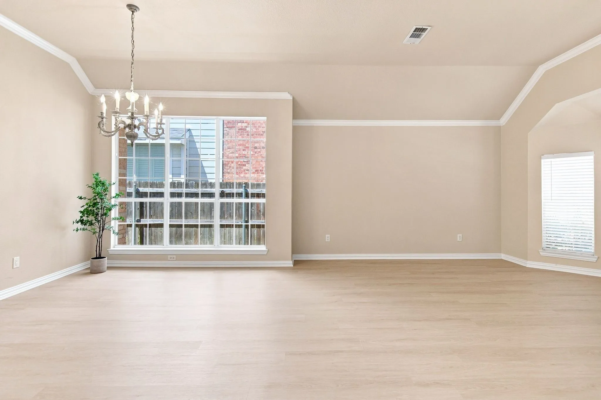 Single Family Residence For Sale in Tarrant County , 9125 Chardin Park Drive, Fort Worth, Texas 76244, 3 Bedroom, 2 Bathroom, 2 Garage spaces, 2,154 Sqft, built in 2001, mls#21364189, Real Estate Agent in Fort Worth, Homes For Sale in Tarrant county, Homes For Sale in Fort Worth, Realtor in Fort Worth Texas, Real Estate Brokerage Independent Realty Texas, Luminita Cordes Realtor
