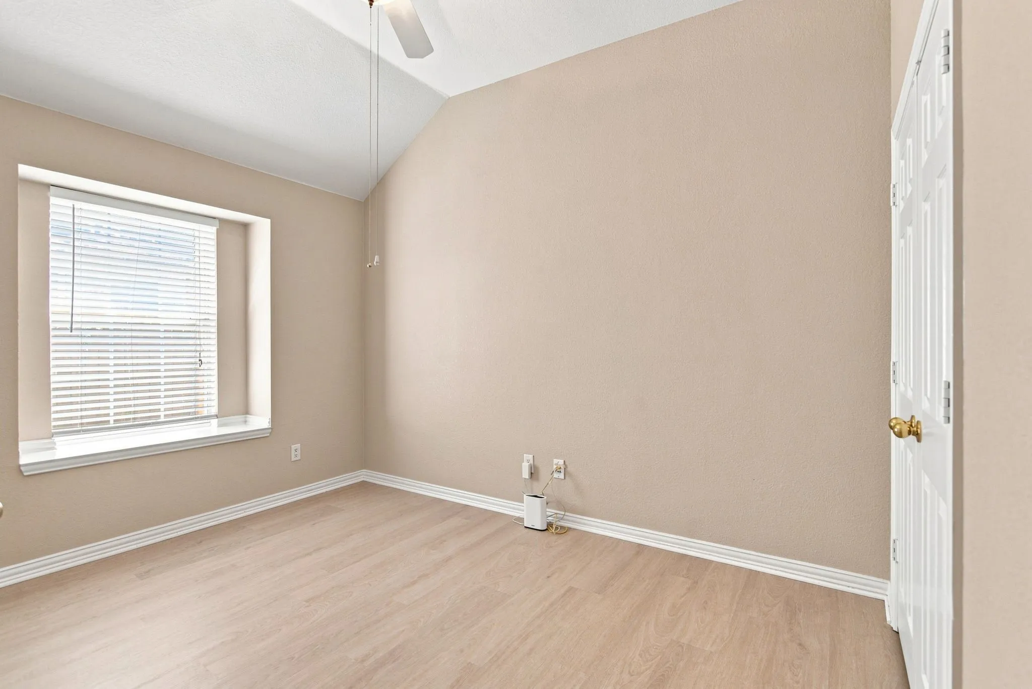 Single Family Residence For Sale in Tarrant County , 9125 Chardin Park Drive, Fort Worth, Texas 76244, 3 Bedroom, 2 Bathroom, 2 Garage spaces, 2,154 Sqft, built in 2001, mls#21364189, Real Estate Agent in Fort Worth, Homes For Sale in Tarrant county, Homes For Sale in Fort Worth, Realtor in Fort Worth Texas, Real Estate Brokerage Independent Realty Texas, Luminita Cordes Realtor
