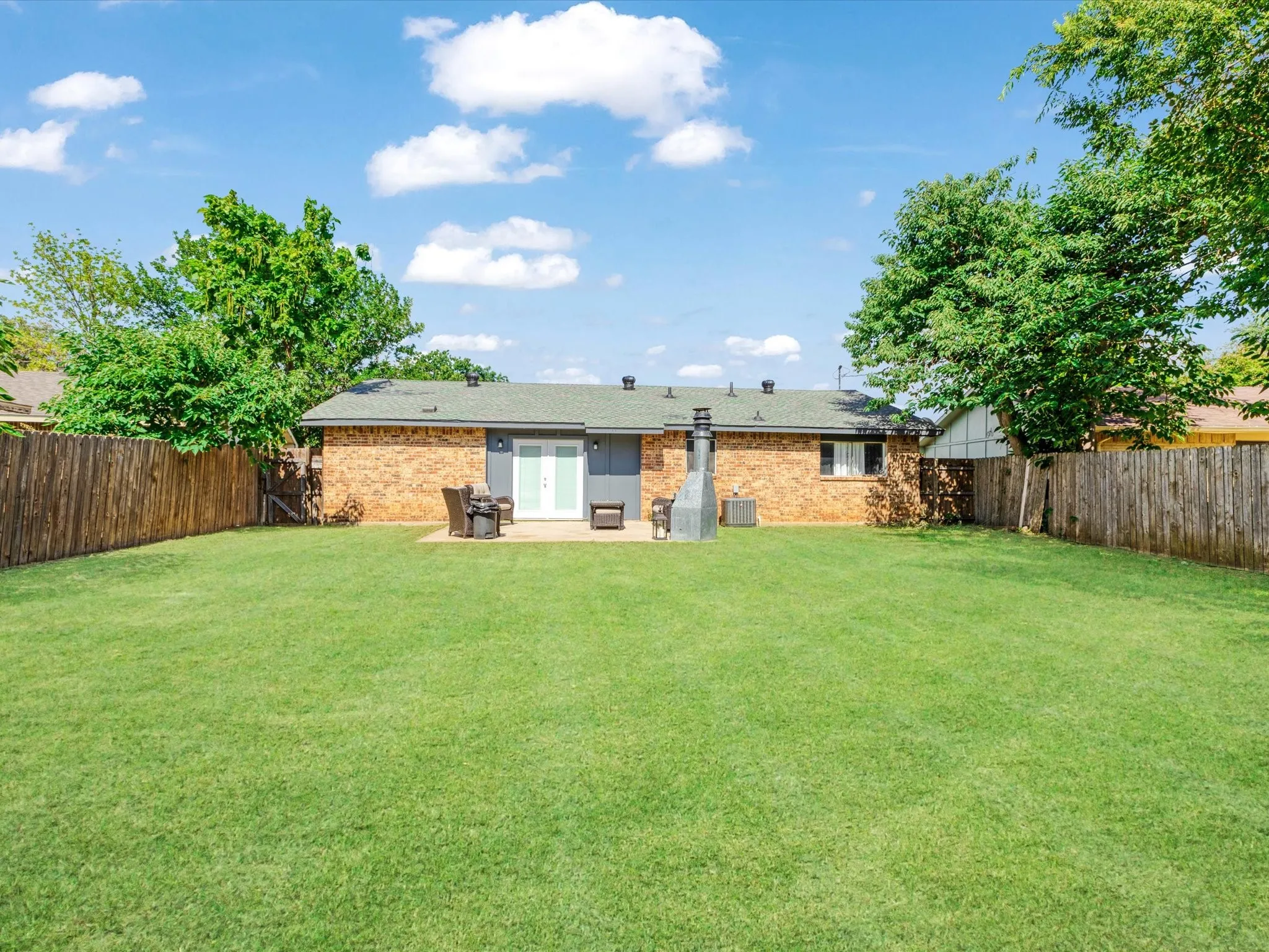 Single Family Residence For Sale in Denton County , 936 Elmwood Drive, Lewisville, Texas 75067, 3 Bedroom, 2 Bathroom, 1 Garage spaces, 1,279 Sqft, built in 1970, mls#21366107, Real Estate Agent in Lewisville, Homes For Sale in Denton county, Homes For Sale in Lewisville, Realtor in Lewisville Texas, Real Estate Brokerage Independent Realty Texas, Luminita Cordes Realtor