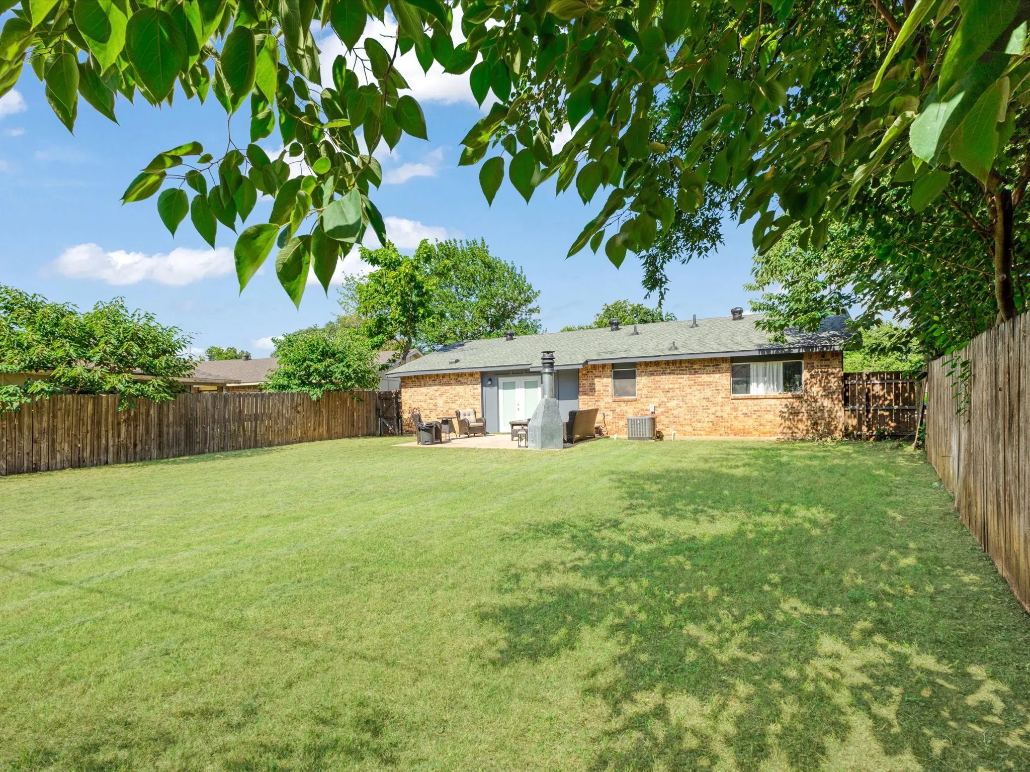 Single Family Residence For Sale in Denton County , 936 Elmwood Drive, Lewisville, Texas 75067, 3 Bedroom, 2 Bathroom, 1 Garage spaces, 1,279 Sqft, built in 1970, mls#21366107, Real Estate Agent in Lewisville, Homes For Sale in Denton county, Homes For Sale in Lewisville, Realtor in Lewisville Texas, Real Estate Brokerage Independent Realty Texas, Luminita Cordes Realtor