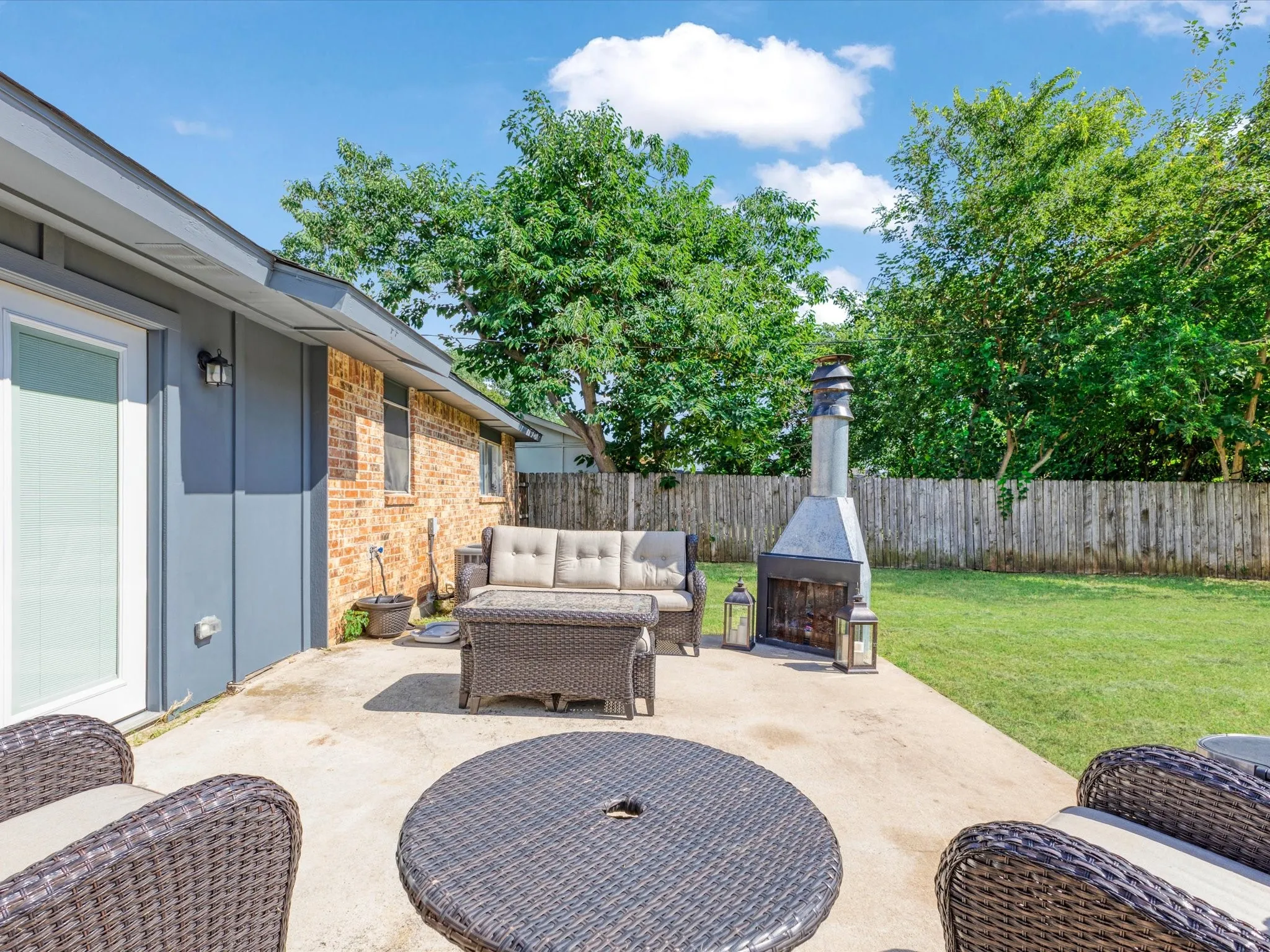 Single Family Residence For Sale in Denton County , 936 Elmwood Drive, Lewisville, Texas 75067, 3 Bedroom, 2 Bathroom, 1 Garage spaces, 1,279 Sqft, built in 1970, mls#21366107, Real Estate Agent in Lewisville, Homes For Sale in Denton county, Homes For Sale in Lewisville, Realtor in Lewisville Texas, Real Estate Brokerage Independent Realty Texas, Luminita Cordes Realtor