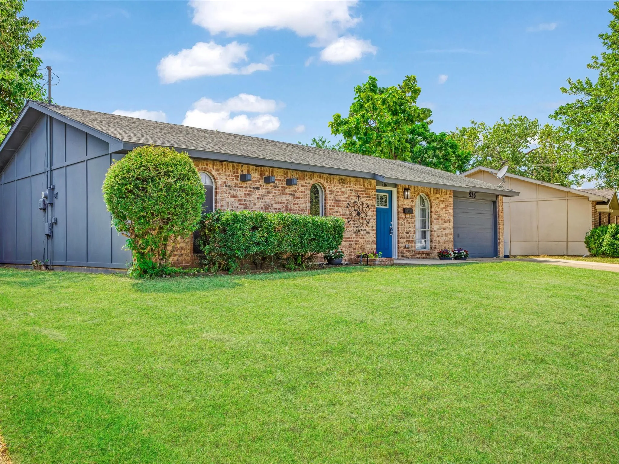 Single Family Residence For Sale in Denton County , 936 Elmwood Drive, Lewisville, Texas 75067, 3 Bedroom, 2 Bathroom, 1 Garage spaces, 1,279 Sqft, built in 1970, mls#21366107, Real Estate Agent in Lewisville, Homes For Sale in Denton county, Homes For Sale in Lewisville, Realtor in Lewisville Texas, Real Estate Brokerage Independent Realty Texas, Luminita Cordes Realtor