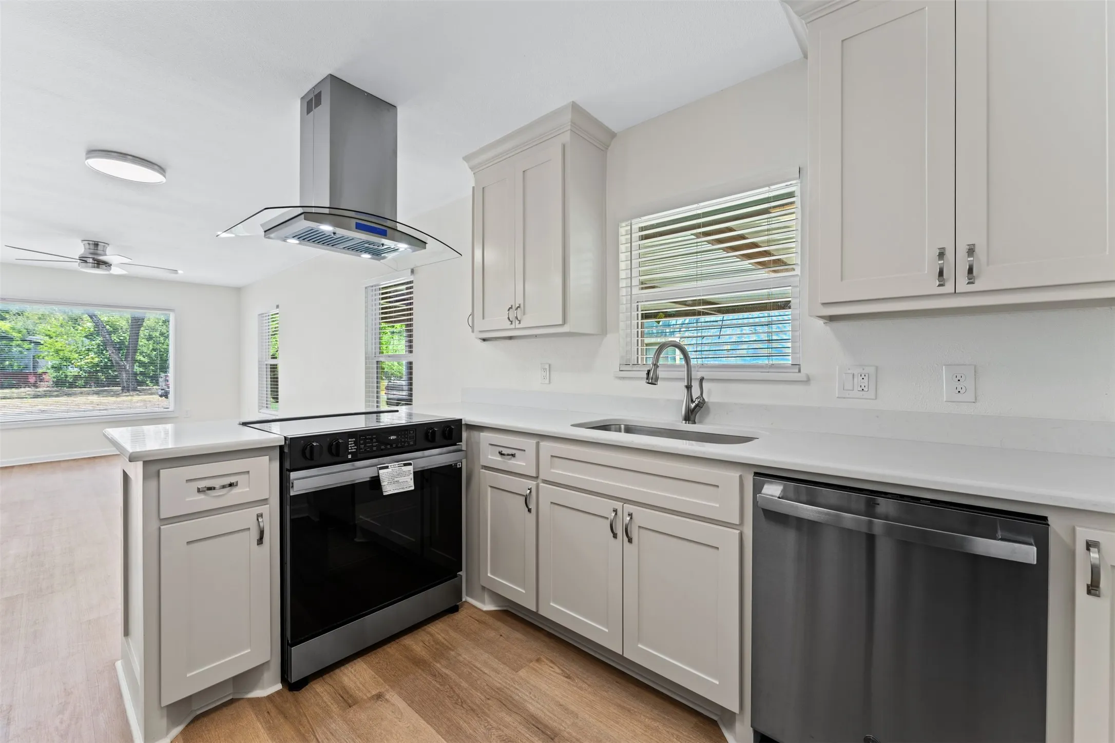 Single Family Residence For Sale in Mc Lennan County , 3224 Daughtrey Avenue, Waco, Texas 76711, 2 Bedroom, 1 Bathroom, Garage spaces, 776 Sqft, built in 1952, mls#21364267, Real Estate Agent in Waco, Homes For Sale in Mc Lennan county, Homes For Sale in Waco, Realtor in Waco Texas, Real Estate Brokerage Independent Realty Texas, Luminita Cordes Realtor