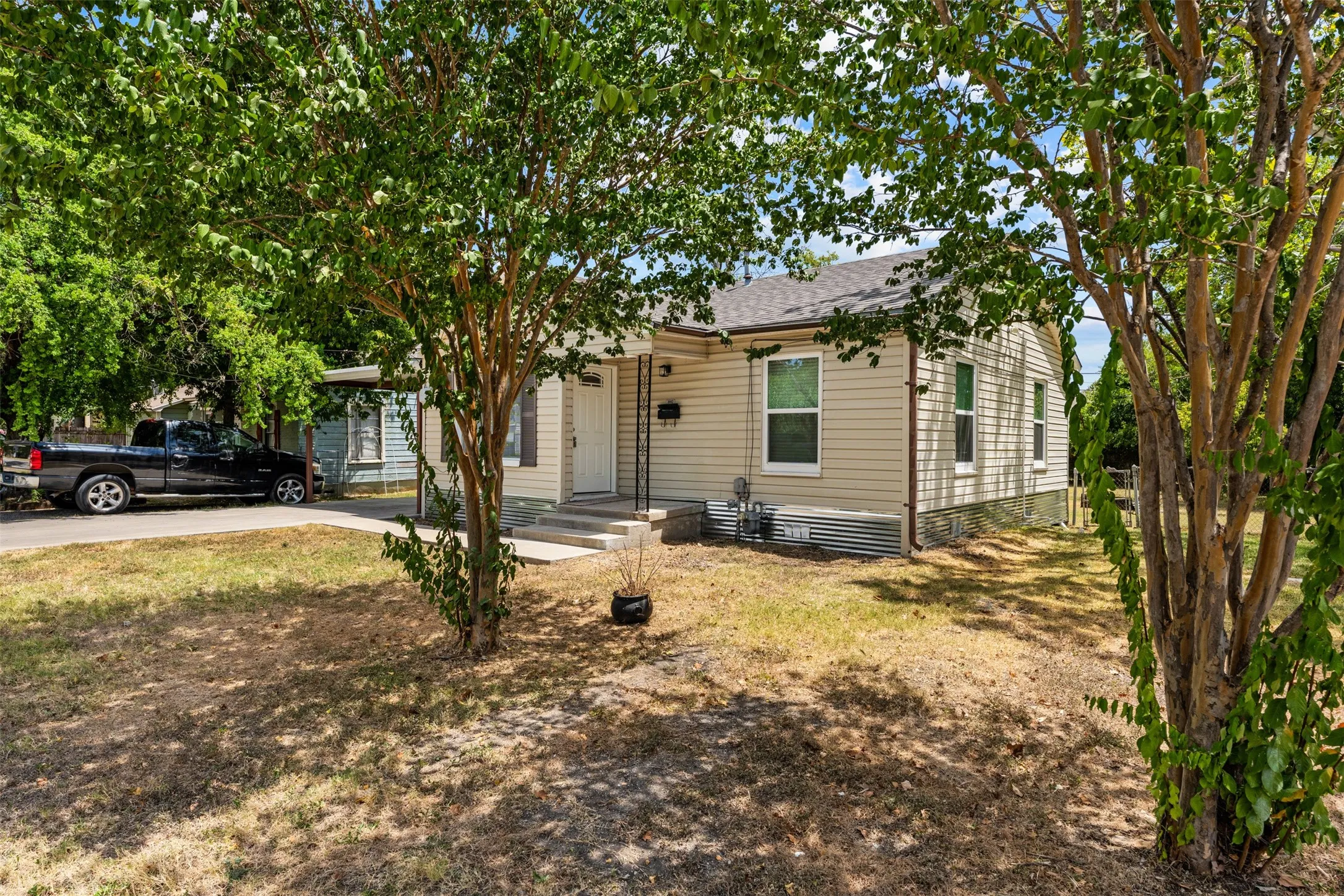 Single Family Residence For Sale in Mc Lennan County , 3224 Daughtrey Avenue, Waco, Texas 76711, 2 Bedroom, 1 Bathroom, Garage spaces, 776 Sqft, built in 1952, mls#21364267, Real Estate Agent in Waco, Homes For Sale in Mc Lennan county, Homes For Sale in Waco, Realtor in Waco Texas, Real Estate Brokerage Independent Realty Texas, Luminita Cordes Realtor