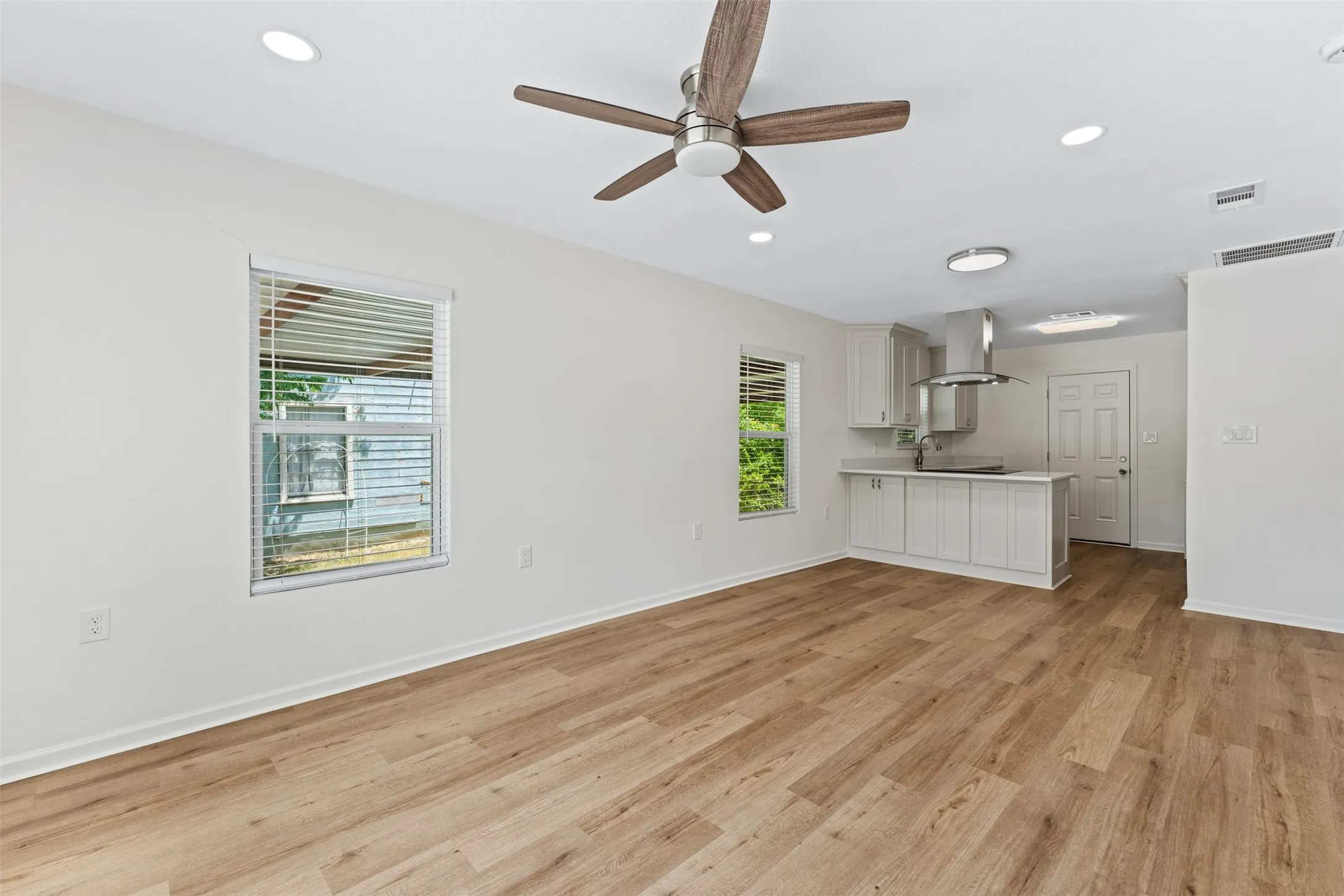 Single Family Residence For Sale in Mc Lennan County , 3224 Daughtrey Avenue, Waco, Texas 76711, 2 Bedroom, 1 Bathroom, Garage spaces, 776 Sqft, built in 1952, mls#21364267, Real Estate Agent in Waco, Homes For Sale in Mc Lennan county, Homes For Sale in Waco, Realtor in Waco Texas, Real Estate Brokerage Independent Realty Texas, Luminita Cordes Realtor