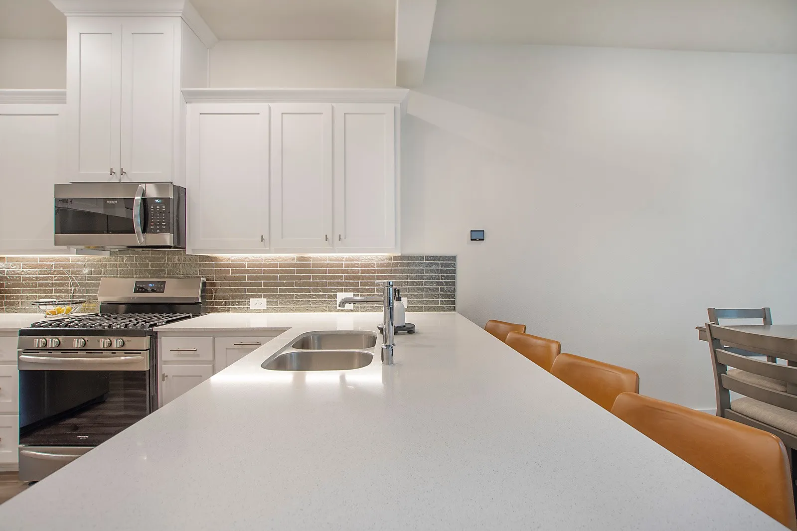Townhouse For Rent in Tarrant County , 6429 Northern Dancer Drive, North Richland Hills, Texas 76180, 2 Bedroom, 3 Bathroom, 2 Garage spaces, 1,514 Sqft, built in 2021, mls#21366617, Real Estate Agent in North Richland Hills, Homes For Rent in Tarrant county, Homes For Rent in North Richland Hills, Realtor in North Richland Hills Texas, Real Estate Brokerage Independent Realty Texas, Luminita Cordes Realtor
