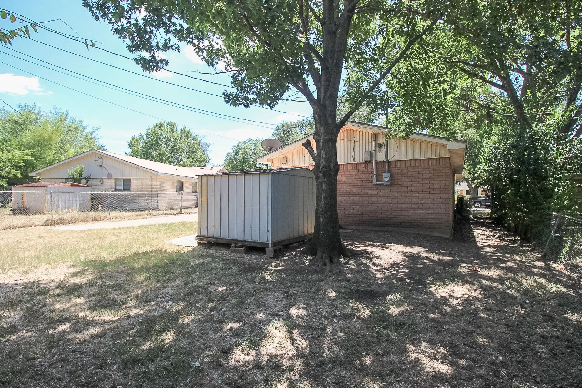 Single Family Residence For Sale in Mc Lennan County , 2312 Hanover, Waco, Texas 76710, 3 Bedroom, 2 Bathroom, 2 Garage spaces, 1,396 Sqft, built in 1963, mls#21366597, Real Estate Agent in Waco, Homes For Sale in Mc Lennan county, Homes For Sale in Waco, Realtor in Waco Texas, Real Estate Brokerage Independent Realty Texas, Luminita Cordes Realtor