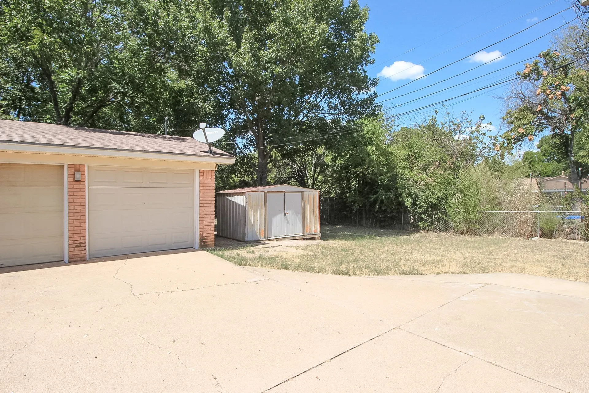 Single Family Residence For Sale in Mc Lennan County , 2312 Hanover, Waco, Texas 76710, 3 Bedroom, 2 Bathroom, 2 Garage spaces, 1,396 Sqft, built in 1963, mls#21366597, Real Estate Agent in Waco, Homes For Sale in Mc Lennan county, Homes For Sale in Waco, Realtor in Waco Texas, Real Estate Brokerage Independent Realty Texas, Luminita Cordes Realtor