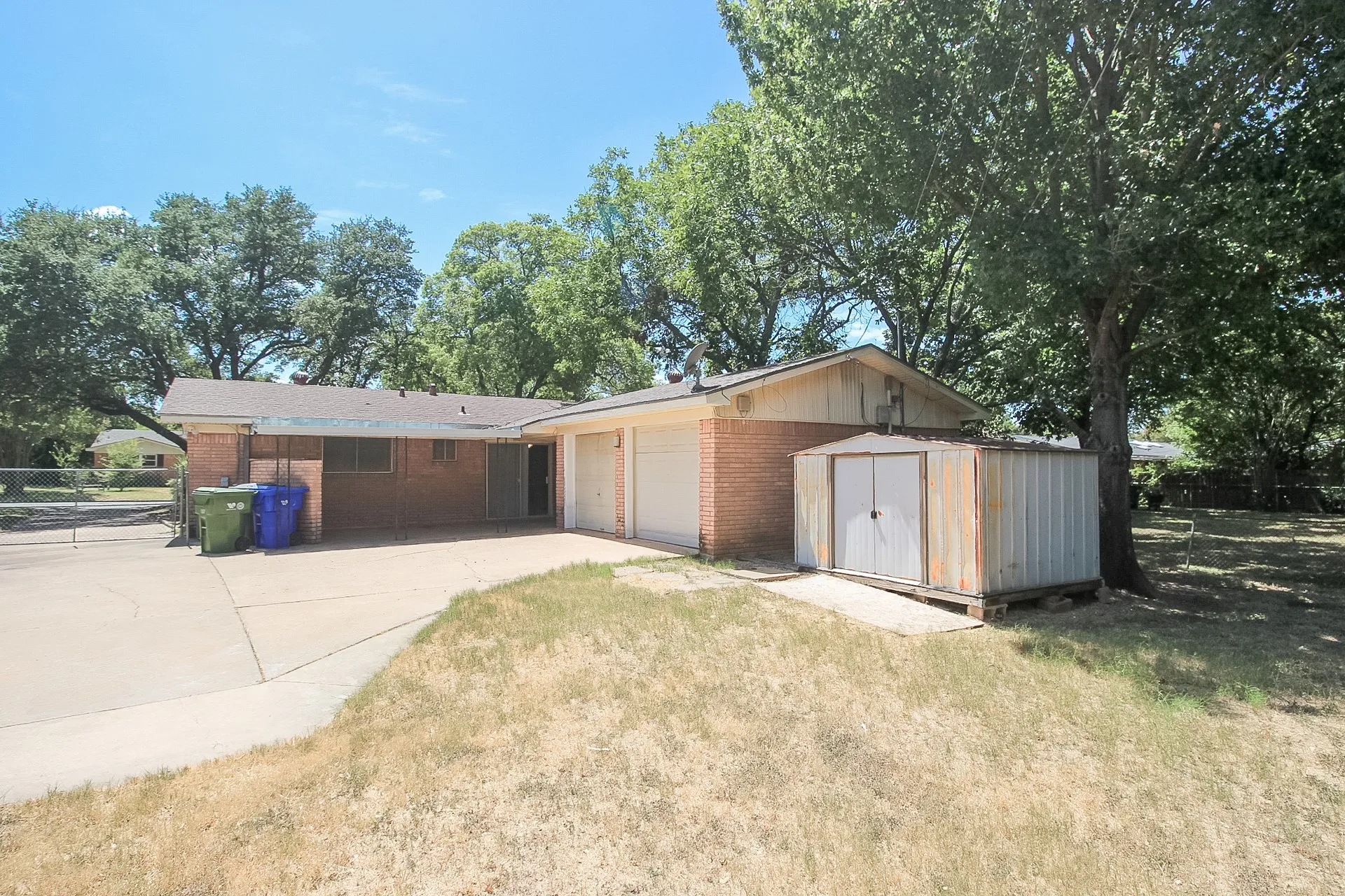 Single Family Residence For Sale in Mc Lennan County , 2312 Hanover, Waco, Texas 76710, 3 Bedroom, 2 Bathroom, 2 Garage spaces, 1,396 Sqft, built in 1963, mls#21366597, Real Estate Agent in Waco, Homes For Sale in Mc Lennan county, Homes For Sale in Waco, Realtor in Waco Texas, Real Estate Brokerage Independent Realty Texas, Luminita Cordes Realtor