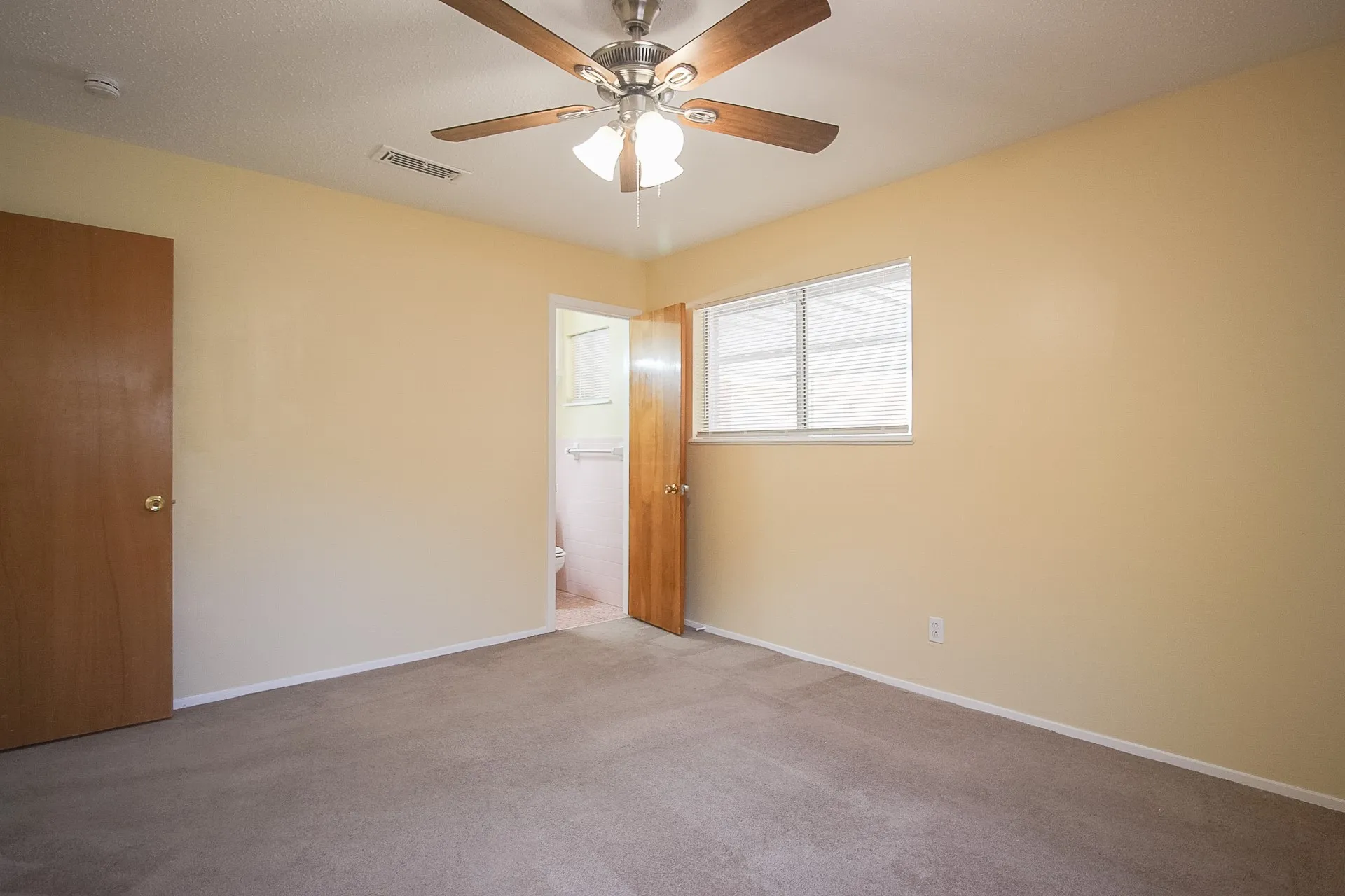 Single Family Residence For Sale in Mc Lennan County , 2312 Hanover, Waco, Texas 76710, 3 Bedroom, 2 Bathroom, 2 Garage spaces, 1,396 Sqft, built in 1963, mls#21366597, Real Estate Agent in Waco, Homes For Sale in Mc Lennan county, Homes For Sale in Waco, Realtor in Waco Texas, Real Estate Brokerage Independent Realty Texas, Luminita Cordes Realtor