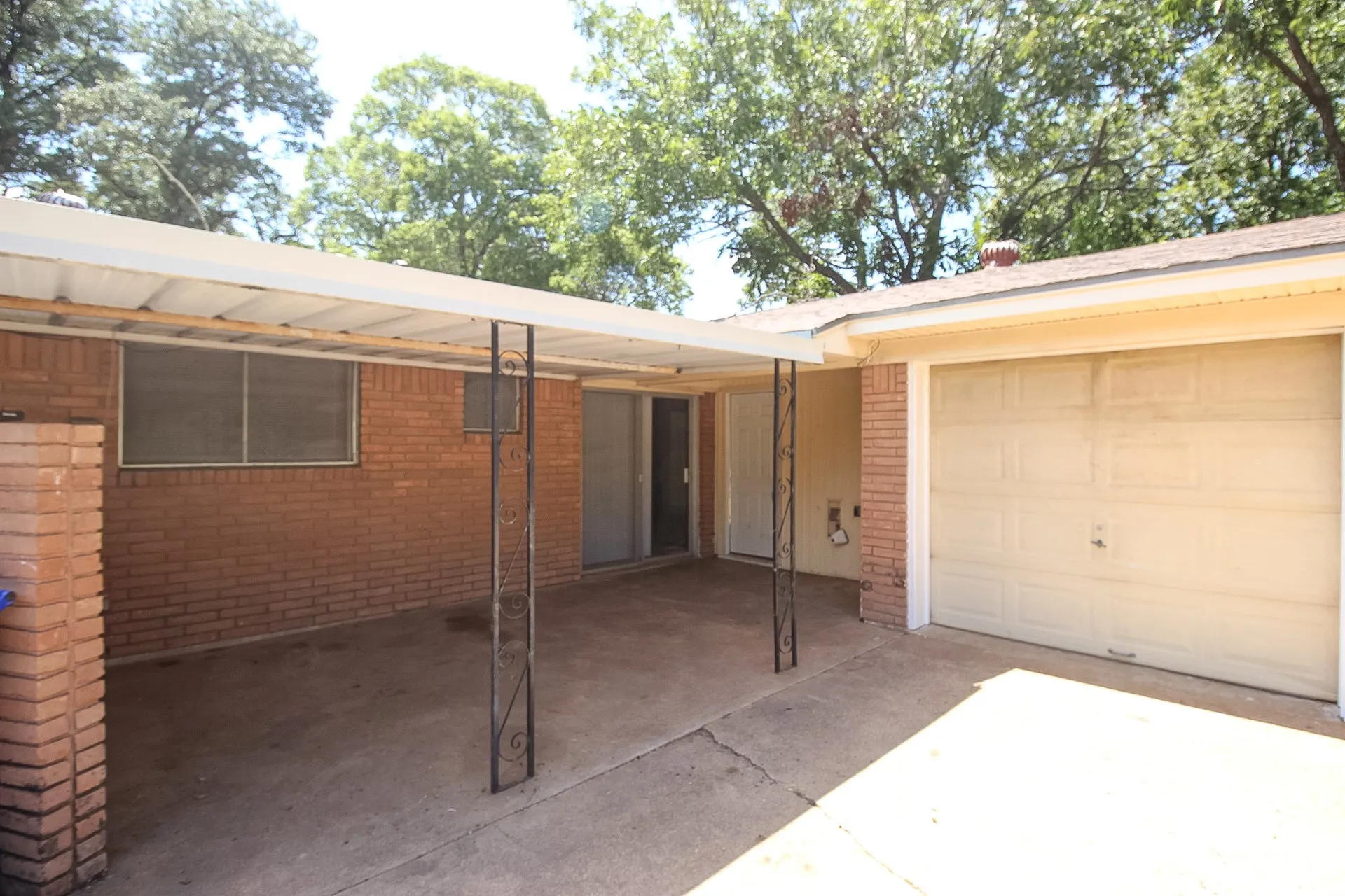Single Family Residence For Sale in Mc Lennan County , 2312 Hanover, Waco, Texas 76710, 3 Bedroom, 2 Bathroom, 2 Garage spaces, 1,396 Sqft, built in 1963, mls#21366597, Real Estate Agent in Waco, Homes For Sale in Mc Lennan county, Homes For Sale in Waco, Realtor in Waco Texas, Real Estate Brokerage Independent Realty Texas, Luminita Cordes Realtor