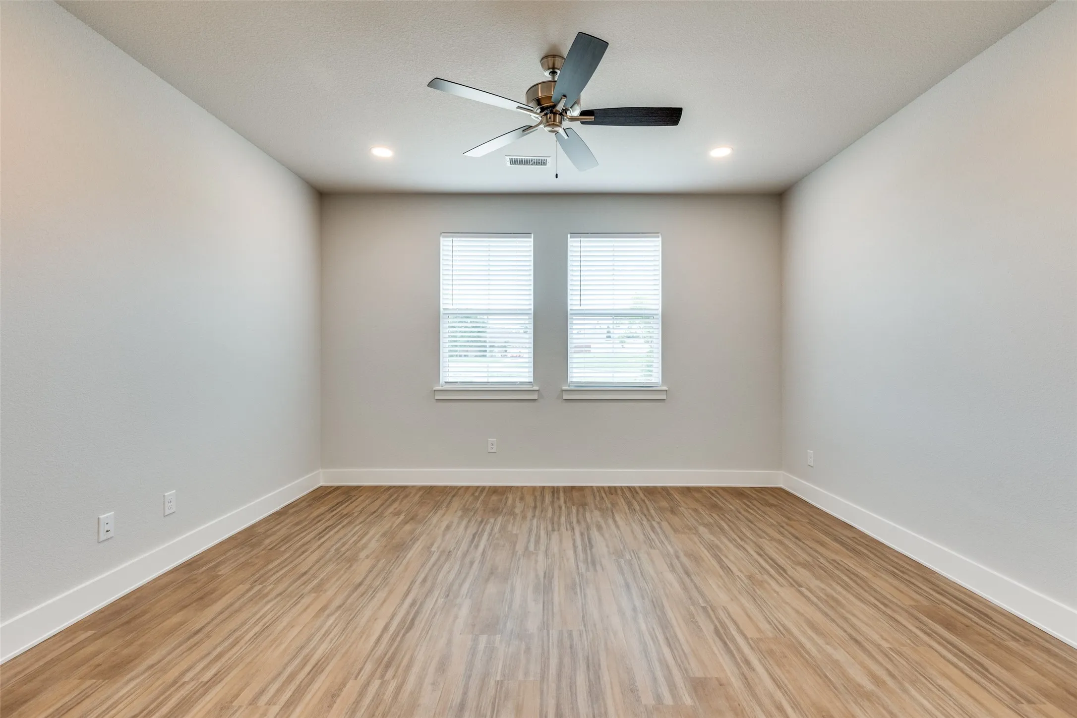 Townhouse For Rent in Tarrant County , 9521 Thorncrown Lane, Fort Worth, Texas 76179, 3 Bedroom, 3 Bathroom, 2 Garage spaces, 1,999 Sqft, built in 2023, mls#21360213, Real Estate Agent in Fort Worth, Homes For Rent in Tarrant county, Homes For Rent in Fort Worth, Realtor in Fort Worth Texas, Real Estate Brokerage Independent Realty Texas, Luminita Cordes Realtor