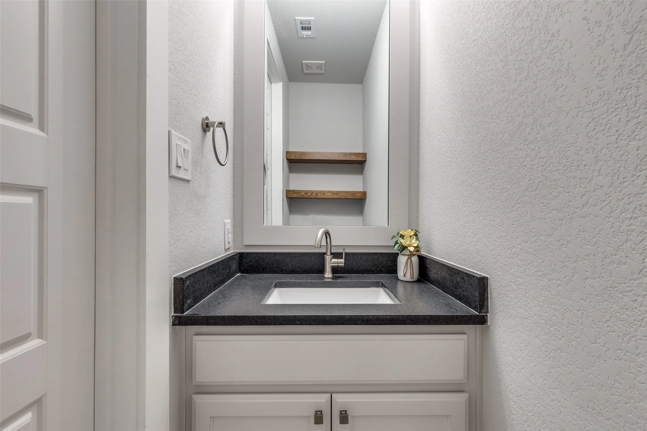 Townhouse For Rent in Tarrant County , 9521 Thorncrown Lane, Fort Worth, Texas 76179, 3 Bedroom, 3 Bathroom, 2 Garage spaces, 1,999 Sqft, built in 2023, mls#21360213, Real Estate Agent in Fort Worth, Homes For Rent in Tarrant county, Homes For Rent in Fort Worth, Realtor in Fort Worth Texas, Real Estate Brokerage Independent Realty Texas, Luminita Cordes Realtor
