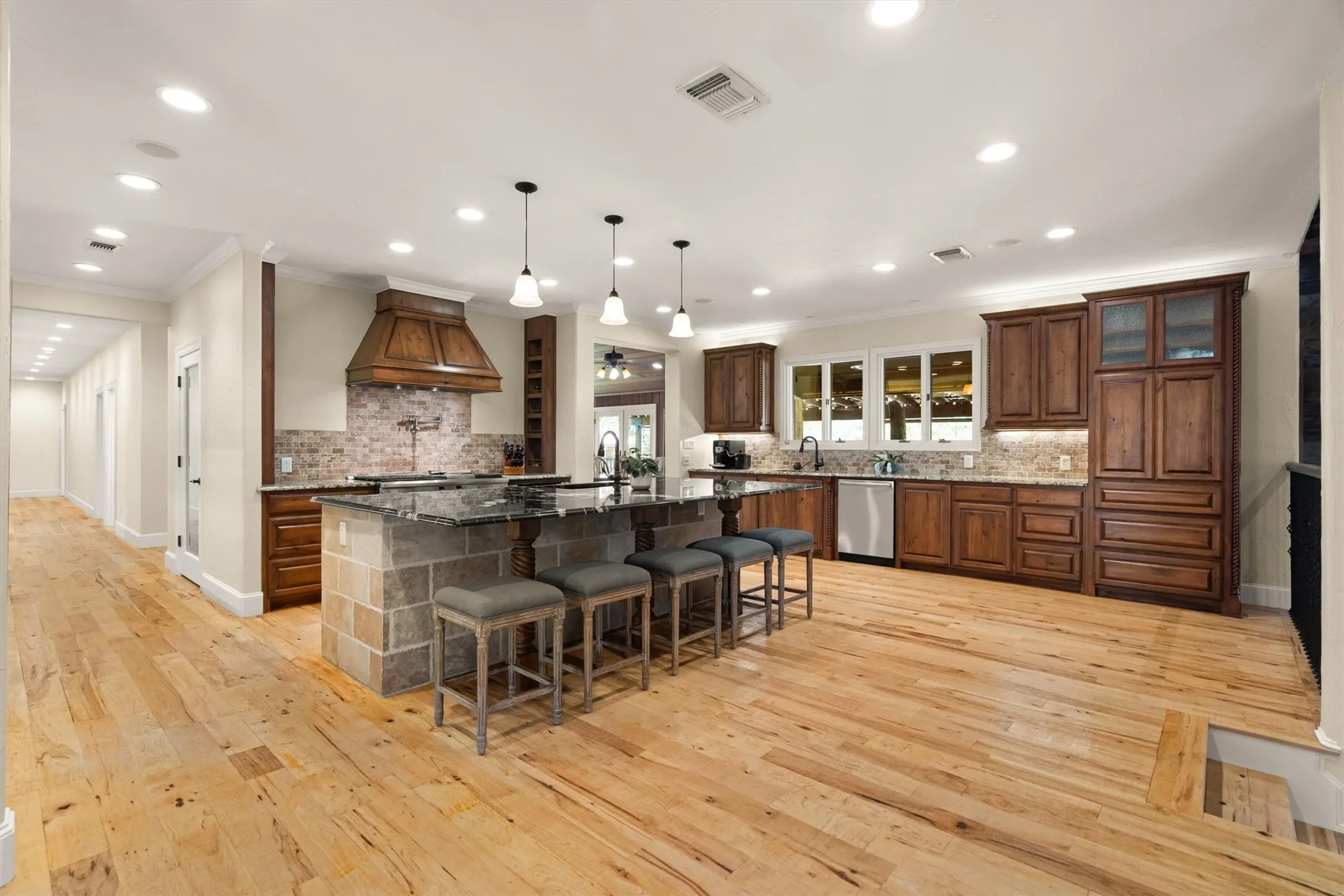 Single Family Residence For Sale in Denton County , 1011 Thornridge Court, Argyle, Texas 76226, 5 Bedroom, 5 Bathroom, 3 Garage spaces, 6,079 Sqft, built in 1964, mls#21342659, Real Estate Agent in Argyle, Homes For Sale in Denton county, Homes For Sale in Argyle, Realtor in Argyle Texas, Real Estate Brokerage Independent Realty Texas, Luminita Cordes Realtor