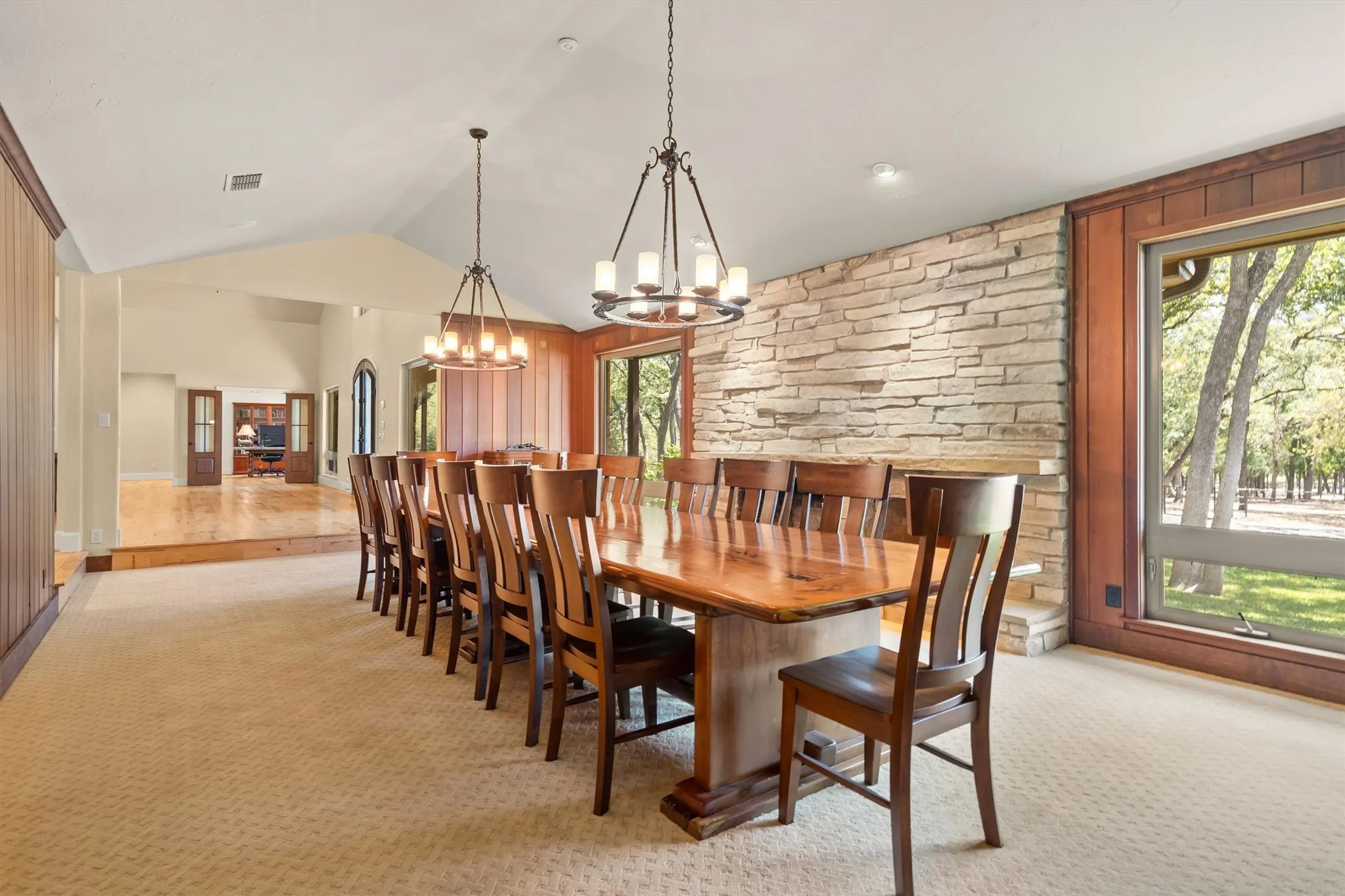 Single Family Residence For Sale in Denton County , 1011 Thornridge Court, Argyle, Texas 76226, 5 Bedroom, 5 Bathroom, 3 Garage spaces, 6,079 Sqft, built in 1964, mls#21342659, Real Estate Agent in Argyle, Homes For Sale in Denton county, Homes For Sale in Argyle, Realtor in Argyle Texas, Real Estate Brokerage Independent Realty Texas, Luminita Cordes Realtor
