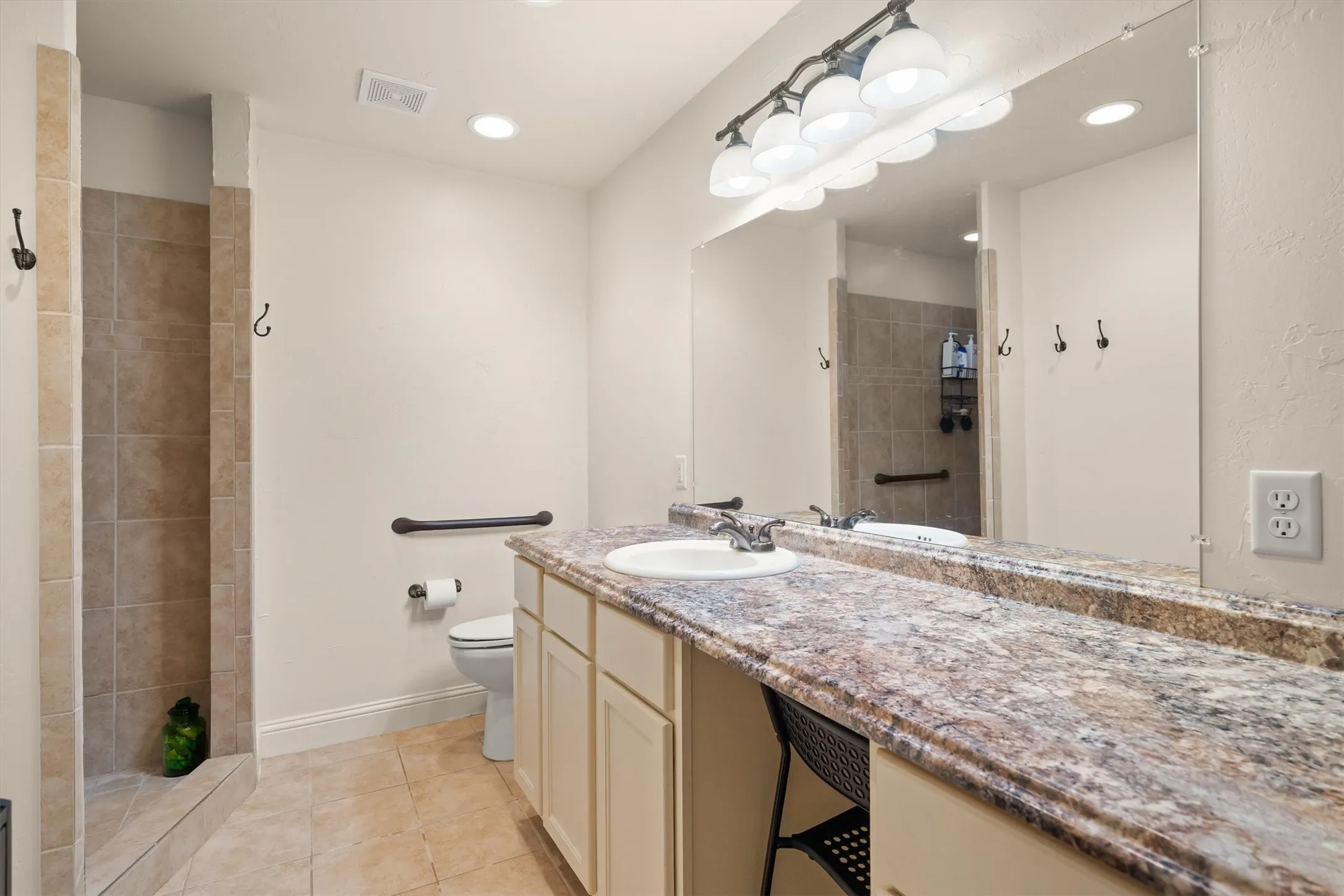 Single Family Residence For Sale in Denton County , 1011 Thornridge Court, Argyle, Texas 76226, 5 Bedroom, 5 Bathroom, 3 Garage spaces, 6,079 Sqft, built in 1964, mls#21342659, Real Estate Agent in Argyle, Homes For Sale in Denton county, Homes For Sale in Argyle, Realtor in Argyle Texas, Real Estate Brokerage Independent Realty Texas, Luminita Cordes Realtor