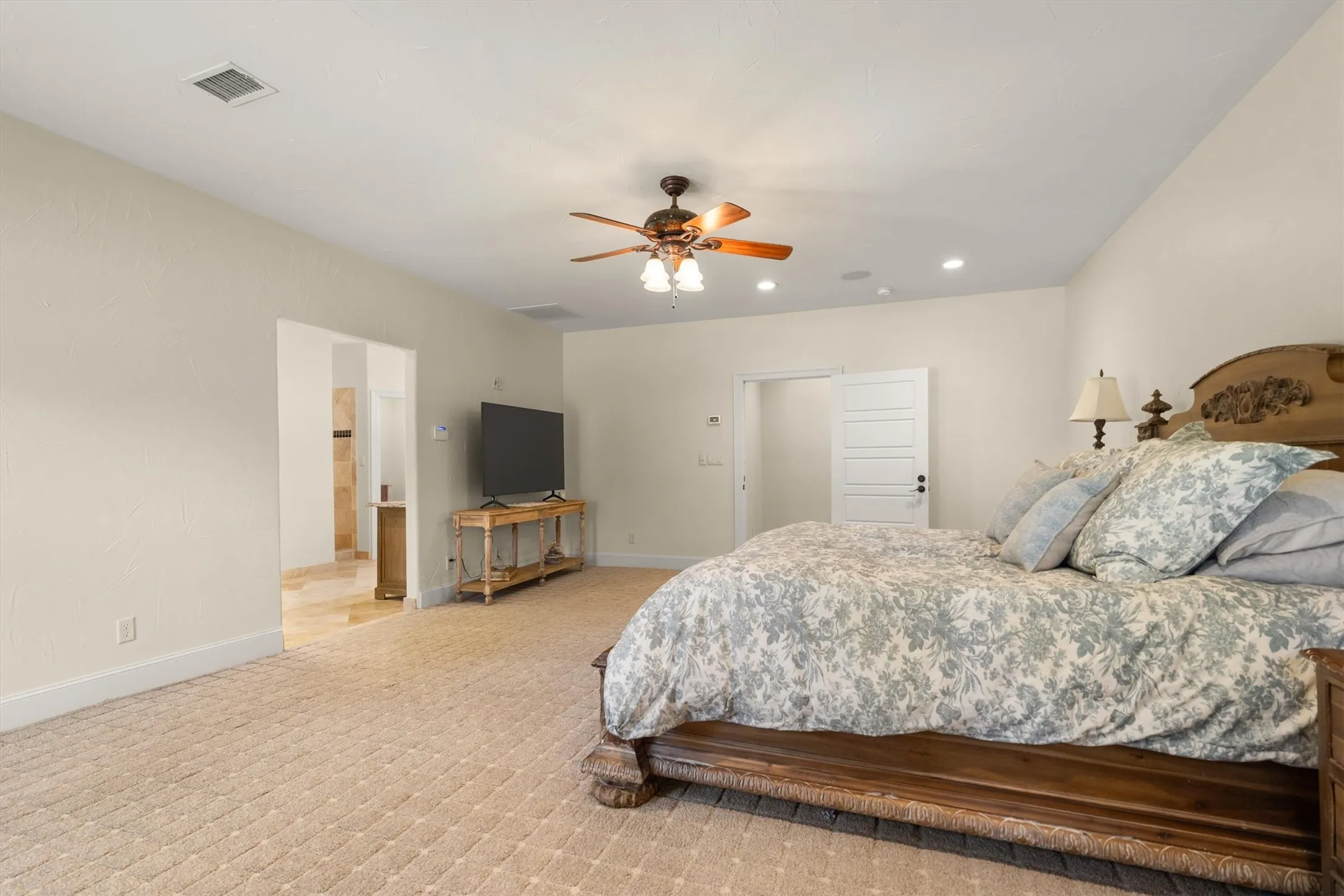 Single Family Residence For Sale in Denton County , 1011 Thornridge Court, Argyle, Texas 76226, 5 Bedroom, 5 Bathroom, 3 Garage spaces, 6,079 Sqft, built in 1964, mls#21342659, Real Estate Agent in Argyle, Homes For Sale in Denton county, Homes For Sale in Argyle, Realtor in Argyle Texas, Real Estate Brokerage Independent Realty Texas, Luminita Cordes Realtor