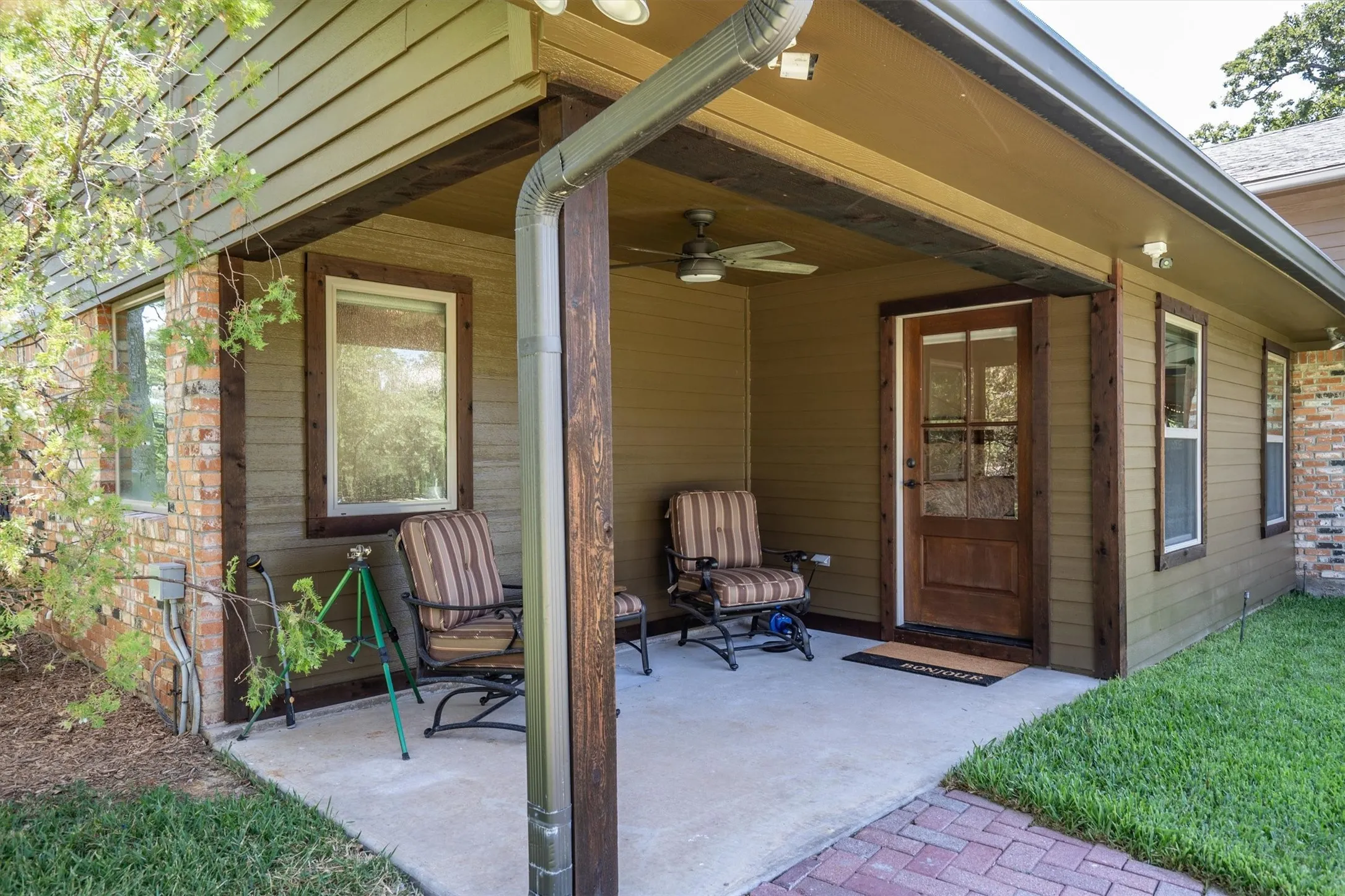 Single Family Residence For Sale in Denton County , 1011 Thornridge Court, Argyle, Texas 76226, 5 Bedroom, 5 Bathroom, 3 Garage spaces, 6,079 Sqft, built in 1964, mls#21342659, Real Estate Agent in Argyle, Homes For Sale in Denton county, Homes For Sale in Argyle, Realtor in Argyle Texas, Real Estate Brokerage Independent Realty Texas, Luminita Cordes Realtor