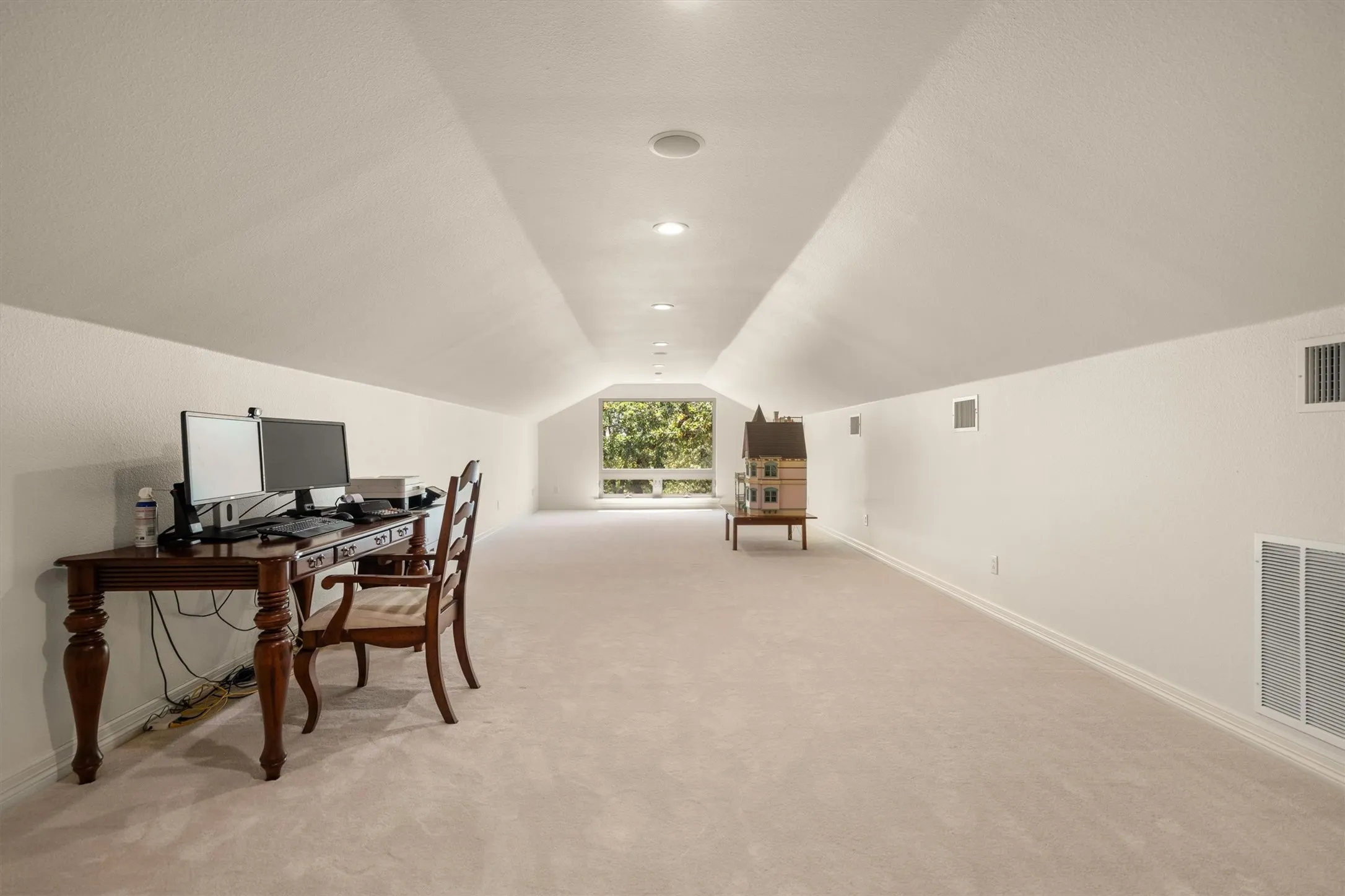 Single Family Residence For Sale in Denton County , 1011 Thornridge Court, Argyle, Texas 76226, 5 Bedroom, 5 Bathroom, 3 Garage spaces, 6,079 Sqft, built in 1964, mls#21342659, Real Estate Agent in Argyle, Homes For Sale in Denton county, Homes For Sale in Argyle, Realtor in Argyle Texas, Real Estate Brokerage Independent Realty Texas, Luminita Cordes Realtor