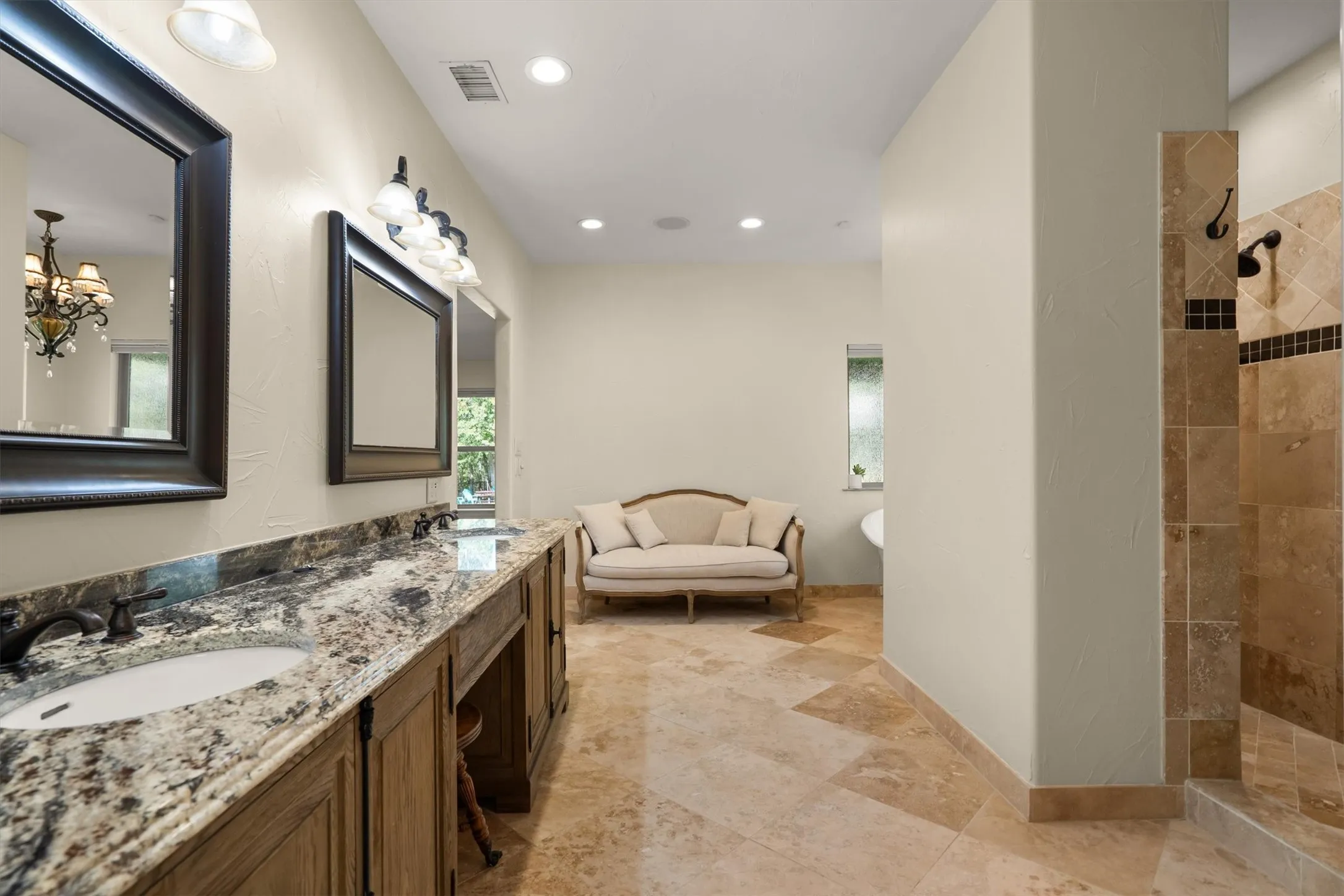 Single Family Residence For Sale in Denton County , 1011 Thornridge Court, Argyle, Texas 76226, 5 Bedroom, 5 Bathroom, 3 Garage spaces, 6,079 Sqft, built in 1964, mls#21342659, Real Estate Agent in Argyle, Homes For Sale in Denton county, Homes For Sale in Argyle, Realtor in Argyle Texas, Real Estate Brokerage Independent Realty Texas, Luminita Cordes Realtor