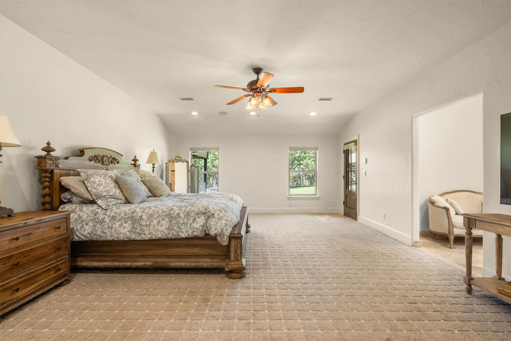 Single Family Residence For Sale in Denton County , 1011 Thornridge Court, Argyle, Texas 76226, 5 Bedroom, 5 Bathroom, 3 Garage spaces, 6,079 Sqft, built in 1964, mls#21342659, Real Estate Agent in Argyle, Homes For Sale in Denton county, Homes For Sale in Argyle, Realtor in Argyle Texas, Real Estate Brokerage Independent Realty Texas, Luminita Cordes Realtor
