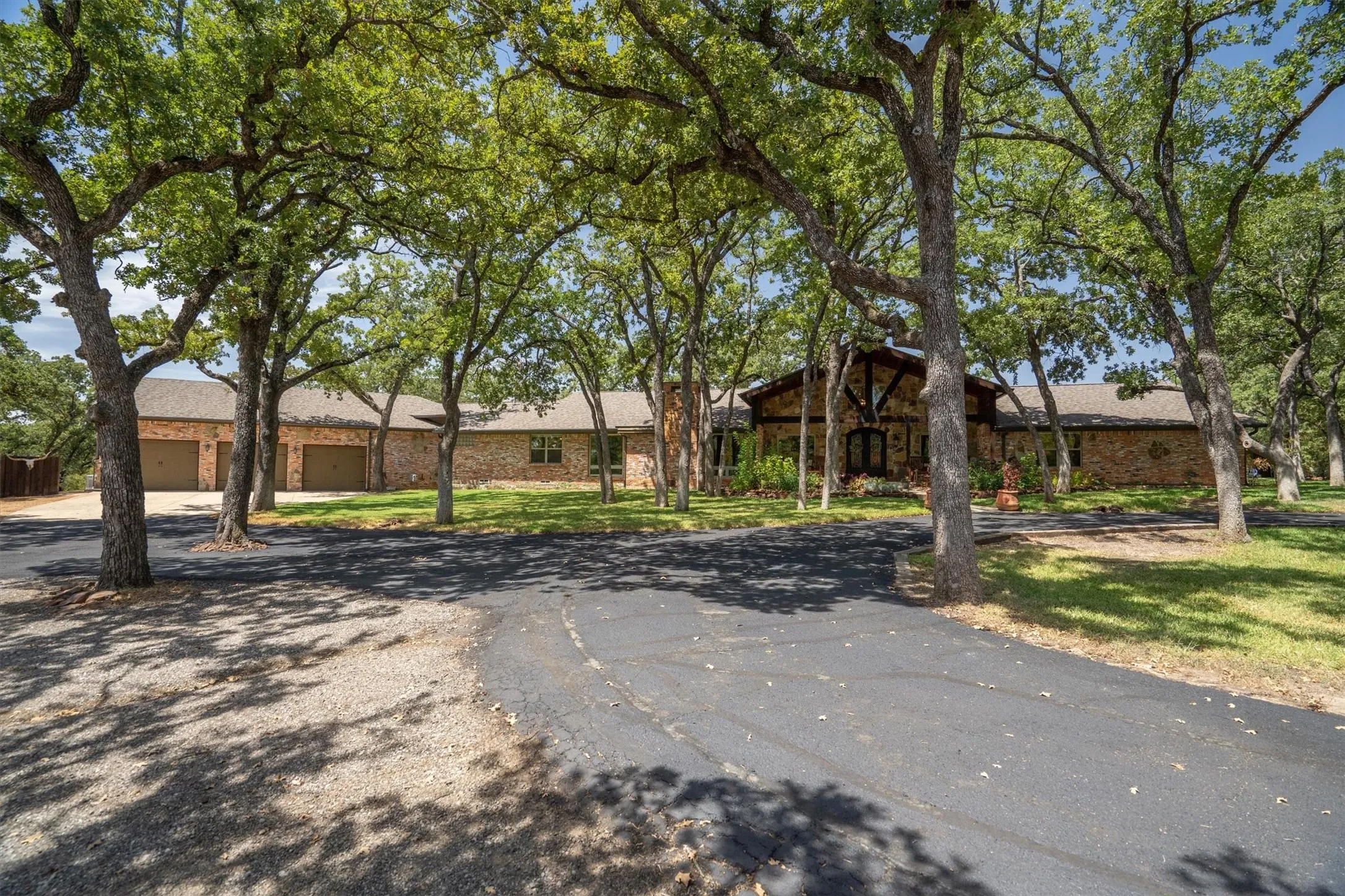 Single Family Residence For Sale in Denton County , 1011 Thornridge Court, Argyle, Texas 76226, 5 Bedroom, 5 Bathroom, 3 Garage spaces, 6,079 Sqft, built in 1964, mls#21342659, Real Estate Agent in Argyle, Homes For Sale in Denton county, Homes For Sale in Argyle, Realtor in Argyle Texas, Real Estate Brokerage Independent Realty Texas, Luminita Cordes Realtor