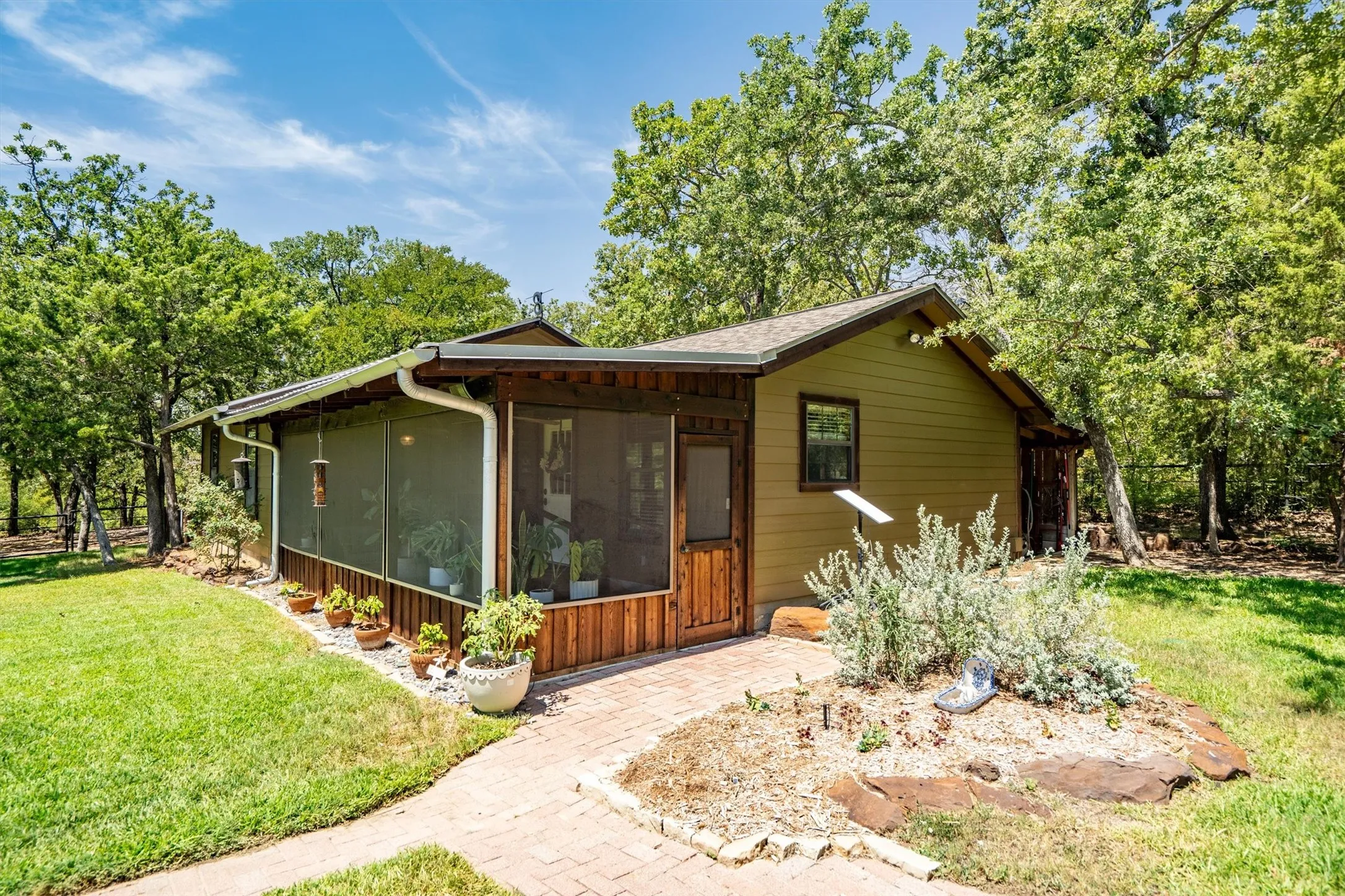 Single Family Residence For Sale in Denton County , 1011 Thornridge Court, Argyle, Texas 76226, 5 Bedroom, 5 Bathroom, 3 Garage spaces, 6,079 Sqft, built in 1964, mls#21342659, Real Estate Agent in Argyle, Homes For Sale in Denton county, Homes For Sale in Argyle, Realtor in Argyle Texas, Real Estate Brokerage Independent Realty Texas, Luminita Cordes Realtor