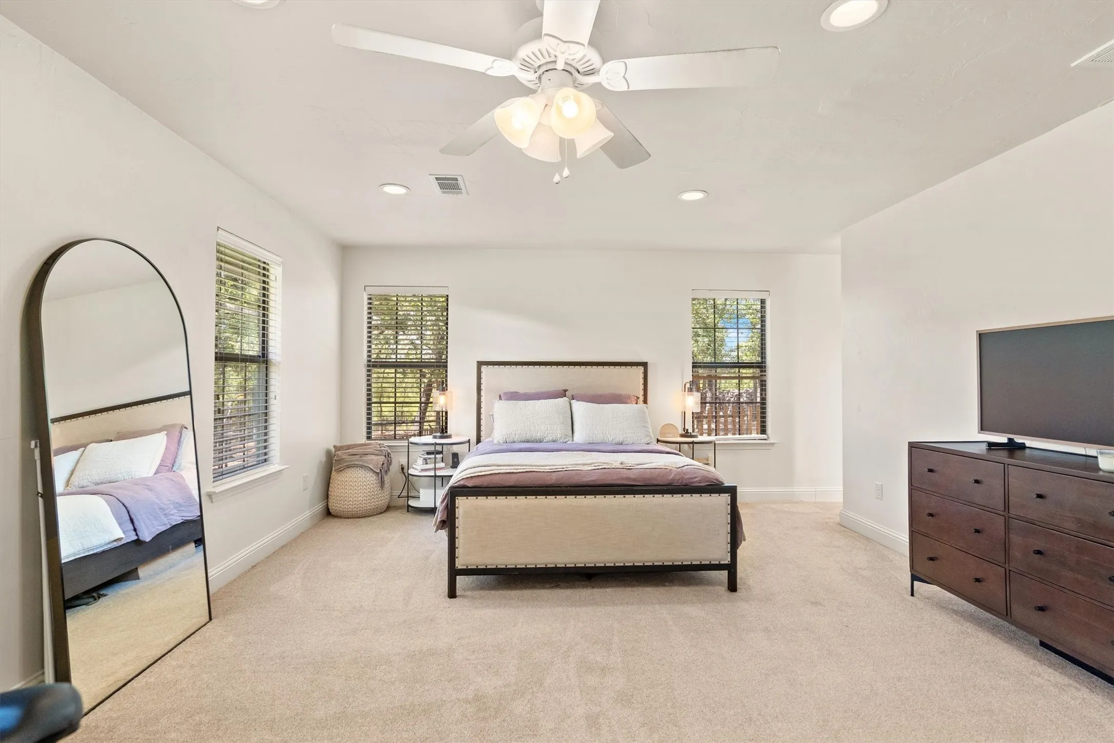 Single Family Residence For Sale in Denton County , 1011 Thornridge Court, Argyle, Texas 76226, 5 Bedroom, 5 Bathroom, 3 Garage spaces, 6,079 Sqft, built in 1964, mls#21342659, Real Estate Agent in Argyle, Homes For Sale in Denton county, Homes For Sale in Argyle, Realtor in Argyle Texas, Real Estate Brokerage Independent Realty Texas, Luminita Cordes Realtor