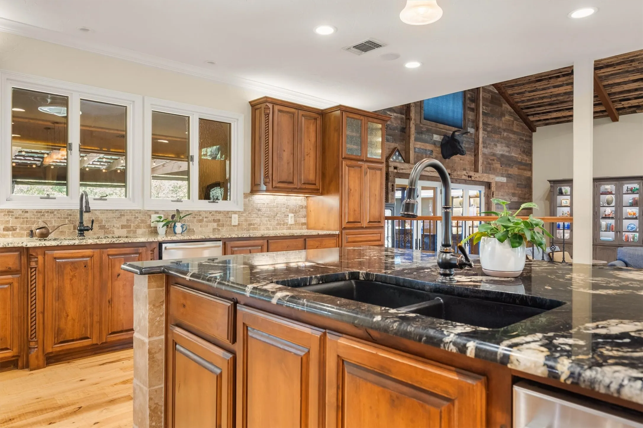 Single Family Residence For Sale in Denton County , 1011 Thornridge Court, Argyle, Texas 76226, 5 Bedroom, 5 Bathroom, 3 Garage spaces, 6,079 Sqft, built in 1964, mls#21342659, Real Estate Agent in Argyle, Homes For Sale in Denton county, Homes For Sale in Argyle, Realtor in Argyle Texas, Real Estate Brokerage Independent Realty Texas, Luminita Cordes Realtor