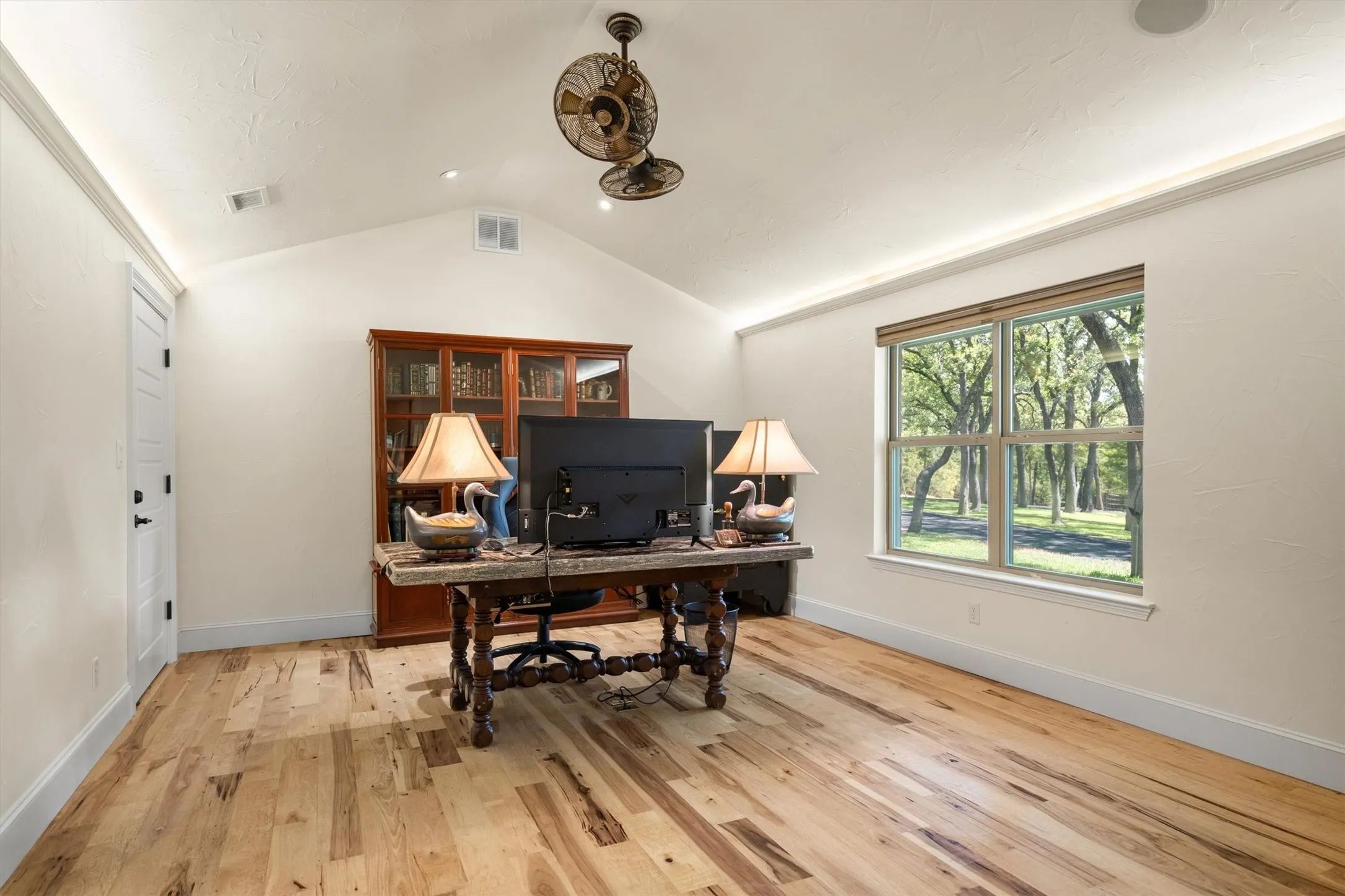 Single Family Residence For Sale in Denton County , 1011 Thornridge Court, Argyle, Texas 76226, 5 Bedroom, 5 Bathroom, 3 Garage spaces, 6,079 Sqft, built in 1964, mls#21342659, Real Estate Agent in Argyle, Homes For Sale in Denton county, Homes For Sale in Argyle, Realtor in Argyle Texas, Real Estate Brokerage Independent Realty Texas, Luminita Cordes Realtor