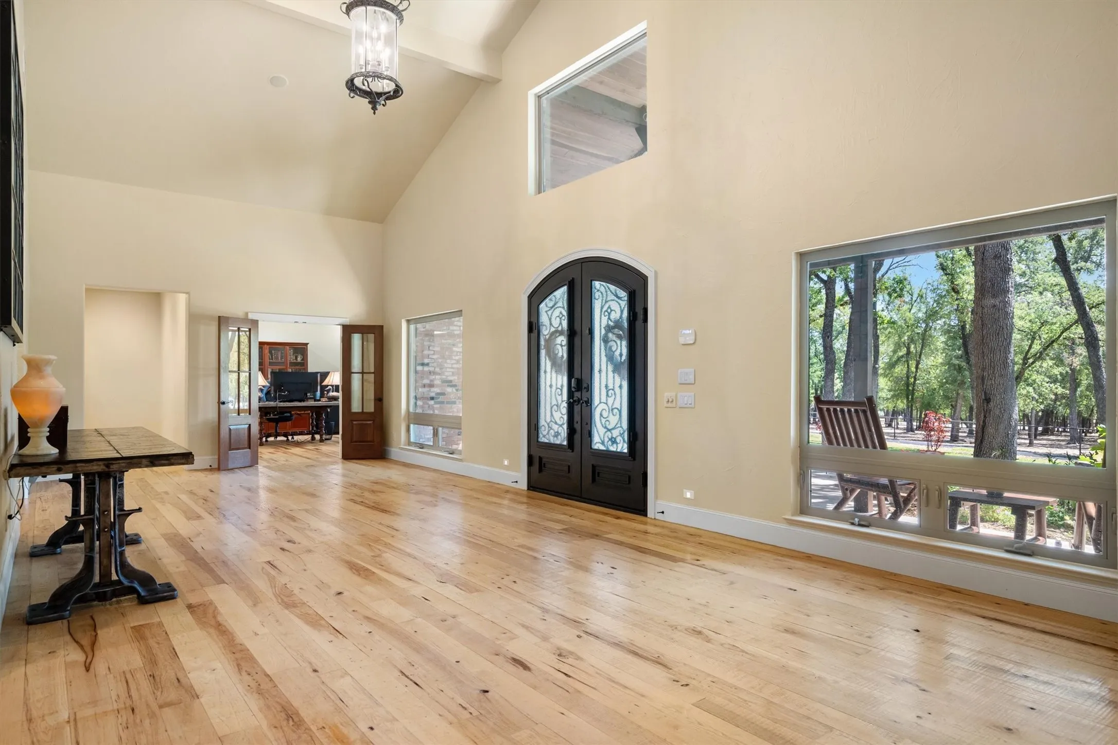 Single Family Residence For Sale in Denton County , 1011 Thornridge Court, Argyle, Texas 76226, 5 Bedroom, 5 Bathroom, 3 Garage spaces, 6,079 Sqft, built in 1964, mls#21342659, Real Estate Agent in Argyle, Homes For Sale in Denton county, Homes For Sale in Argyle, Realtor in Argyle Texas, Real Estate Brokerage Independent Realty Texas, Luminita Cordes Realtor