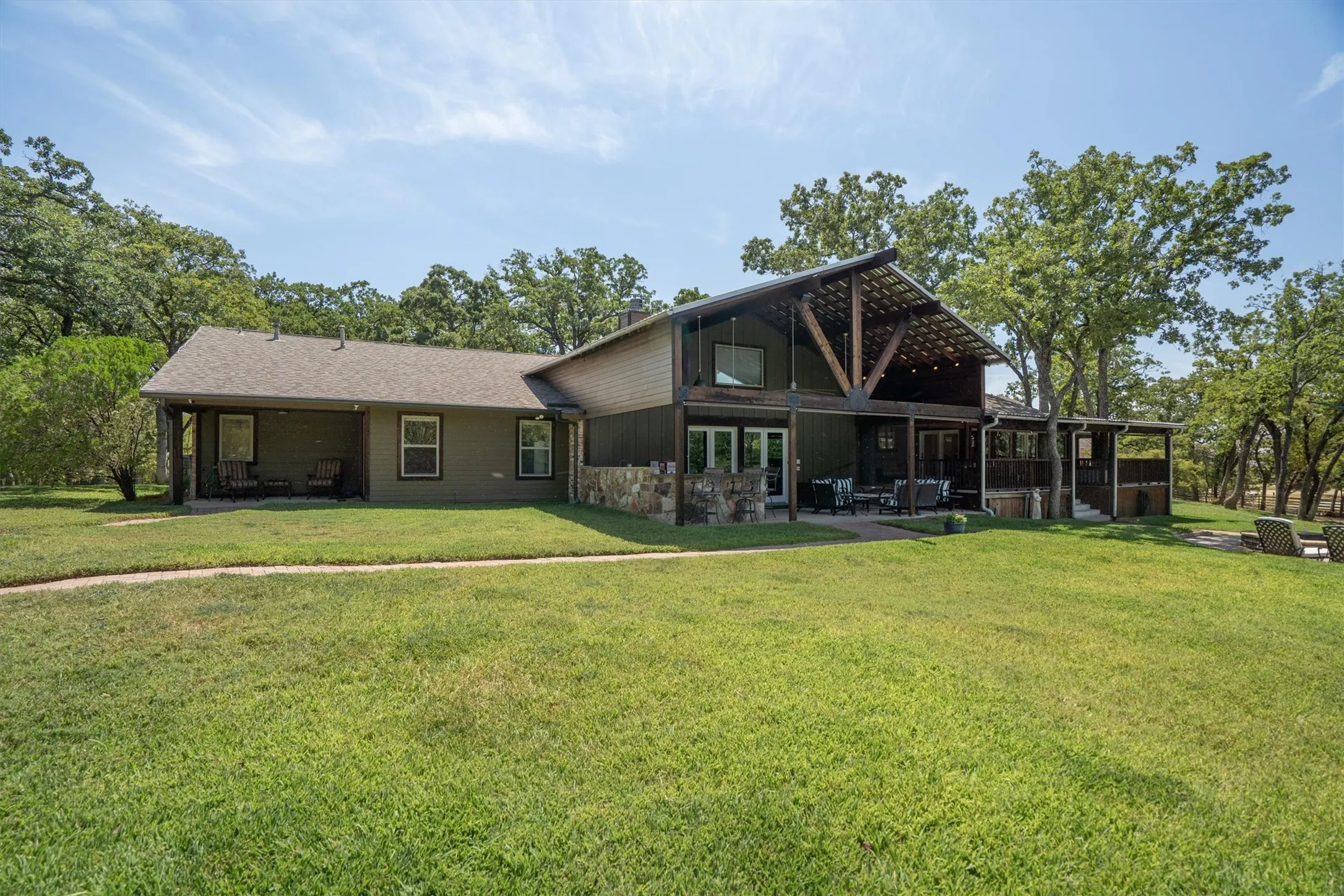 Single Family Residence For Sale in Denton County , 1011 Thornridge Court, Argyle, Texas 76226, 5 Bedroom, 5 Bathroom, 3 Garage spaces, 6,079 Sqft, built in 1964, mls#21342659, Real Estate Agent in Argyle, Homes For Sale in Denton county, Homes For Sale in Argyle, Realtor in Argyle Texas, Real Estate Brokerage Independent Realty Texas, Luminita Cordes Realtor
