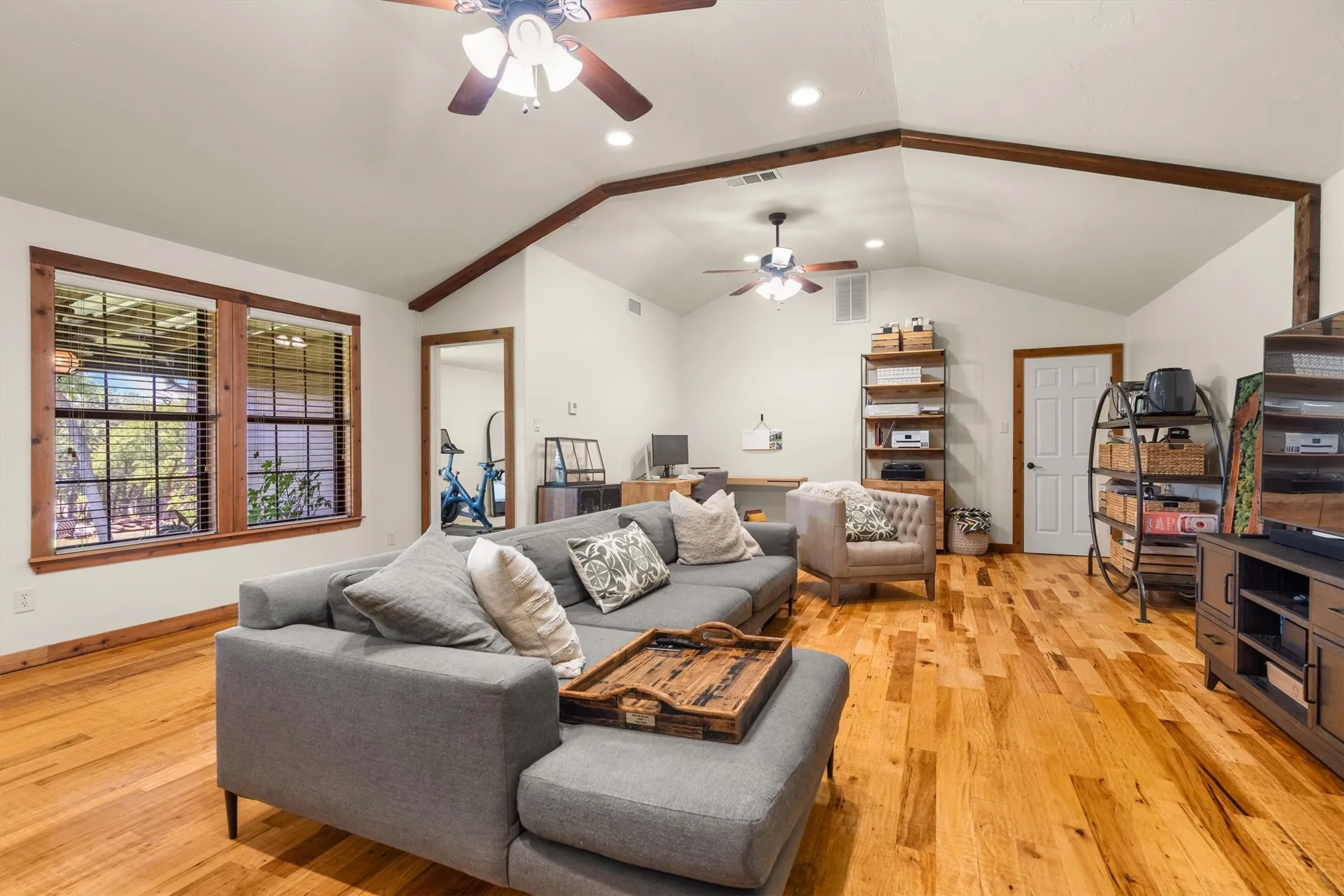 Single Family Residence For Sale in Denton County , 1011 Thornridge Court, Argyle, Texas 76226, 5 Bedroom, 5 Bathroom, 3 Garage spaces, 6,079 Sqft, built in 1964, mls#21342659, Real Estate Agent in Argyle, Homes For Sale in Denton county, Homes For Sale in Argyle, Realtor in Argyle Texas, Real Estate Brokerage Independent Realty Texas, Luminita Cordes Realtor