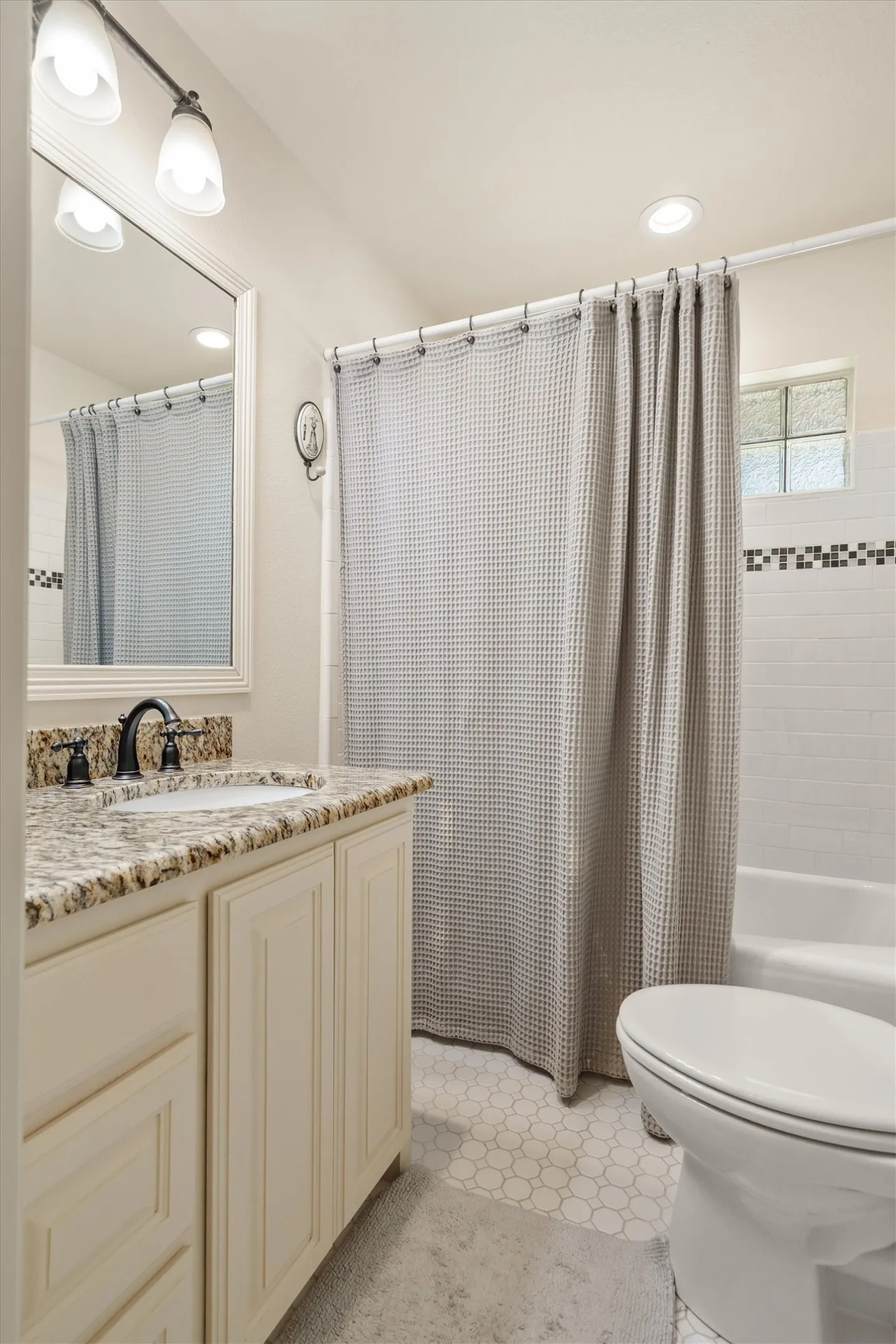 Single Family Residence For Sale in Denton County , 1011 Thornridge Court, Argyle, Texas 76226, 5 Bedroom, 5 Bathroom, 3 Garage spaces, 6,079 Sqft, built in 1964, mls#21342659, Real Estate Agent in Argyle, Homes For Sale in Denton county, Homes For Sale in Argyle, Realtor in Argyle Texas, Real Estate Brokerage Independent Realty Texas, Luminita Cordes Realtor