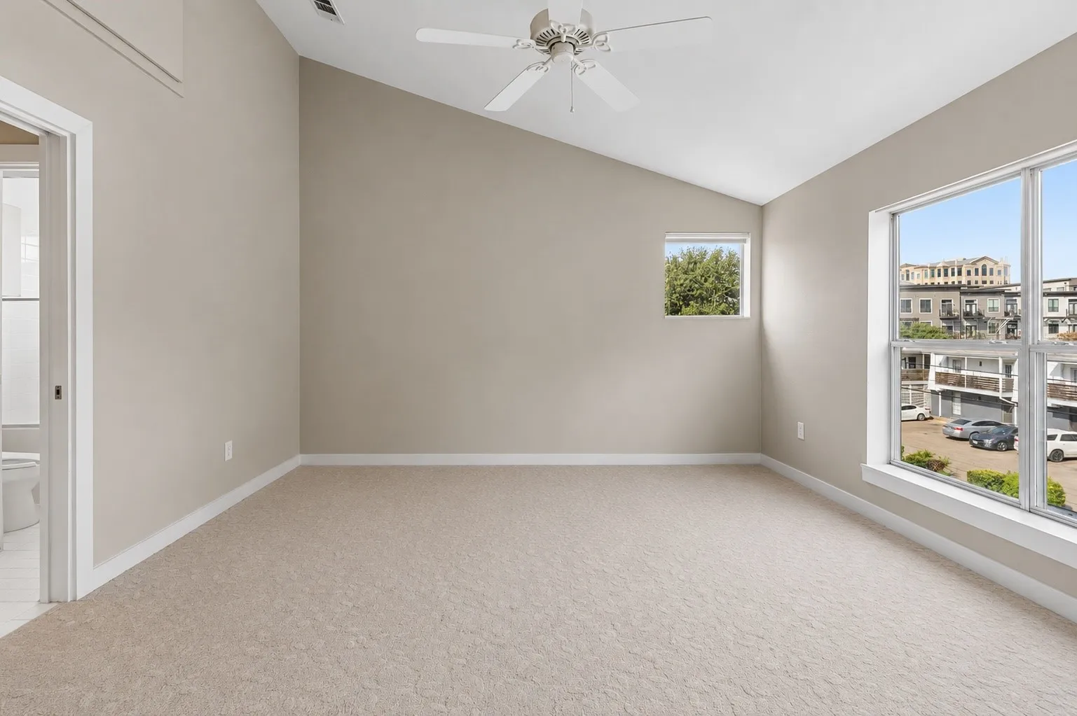 Townhouse For Sale in Dallas County , 2714 Shelby Avenue, Dallas, Texas 75219, 2 Bedroom, 2 Bathroom, 2 Garage spaces, 1,738 Sqft, built in 2000, mls#21365678, Real Estate Agent in Dallas, Homes For Sale in Dallas county, Homes For Sale in Dallas, Realtor in Dallas Texas, Real Estate Brokerage Independent Realty Texas, Luminita Cordes Realtor