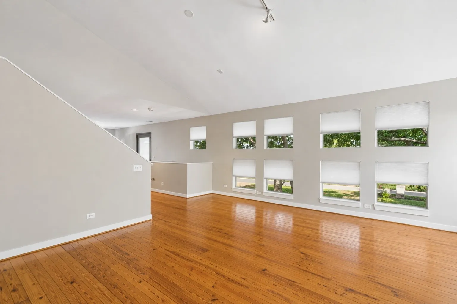 Townhouse For Sale in Dallas County , 2714 Shelby Avenue, Dallas, Texas 75219, 2 Bedroom, 2 Bathroom, 2 Garage spaces, 1,738 Sqft, built in 2000, mls#21365678, Real Estate Agent in Dallas, Homes For Sale in Dallas county, Homes For Sale in Dallas, Realtor in Dallas Texas, Real Estate Brokerage Independent Realty Texas, Luminita Cordes Realtor