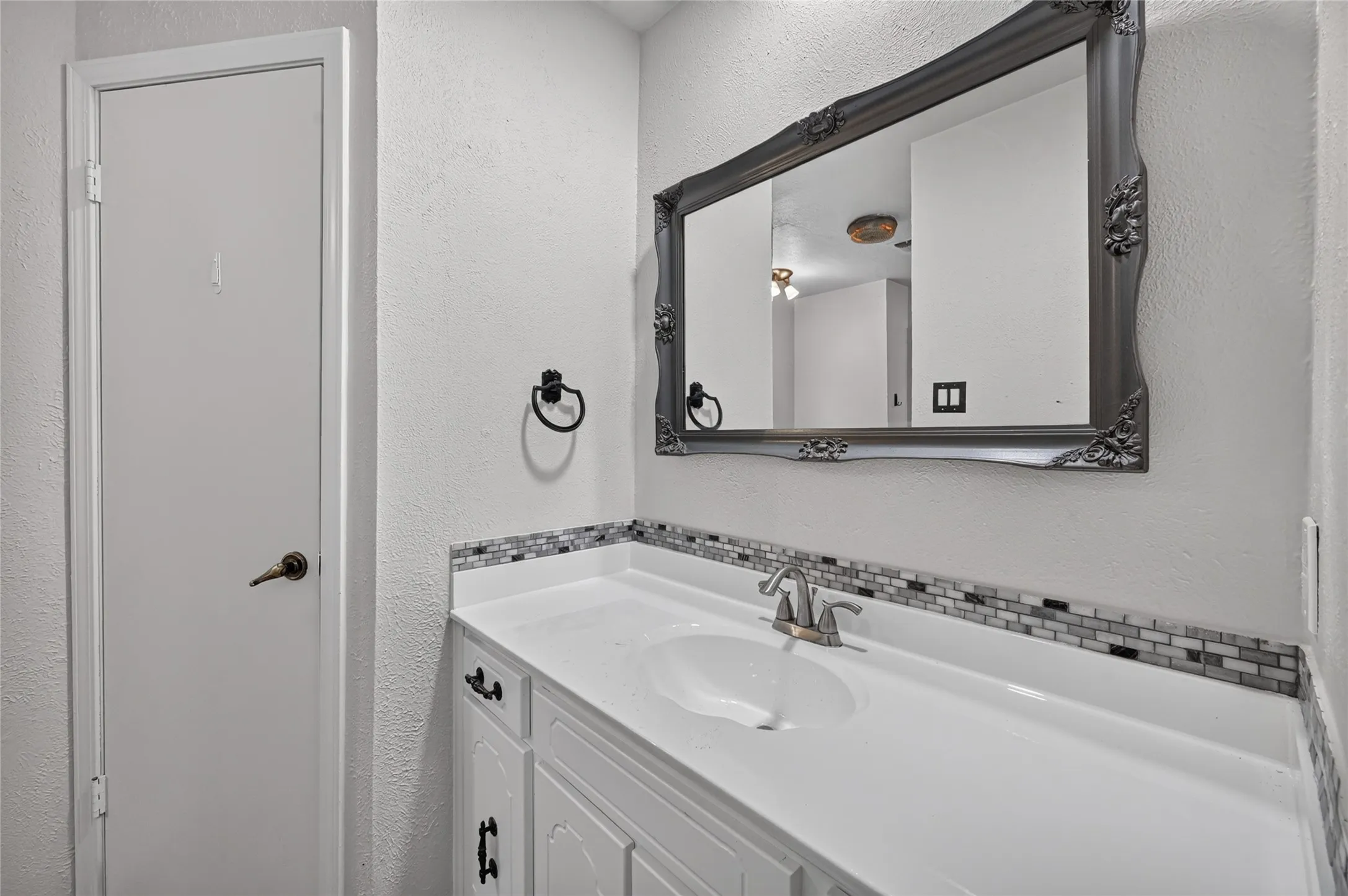 Single Family Residence For Rent in Tarrant County , 7217 Timberlane Drive, North Richland Hills, Texas 76182, 3 Bedroom, 2 Bathroom, 2 Garage spaces, 1,573 Sqft, built in 1979, mls#21366629, Real Estate Agent in North Richland Hills, Homes For Rent in Tarrant county, Homes For Rent in North Richland Hills, Realtor in North Richland Hills Texas, Real Estate Brokerage Independent Realty Texas, Luminita Cordes Realtor