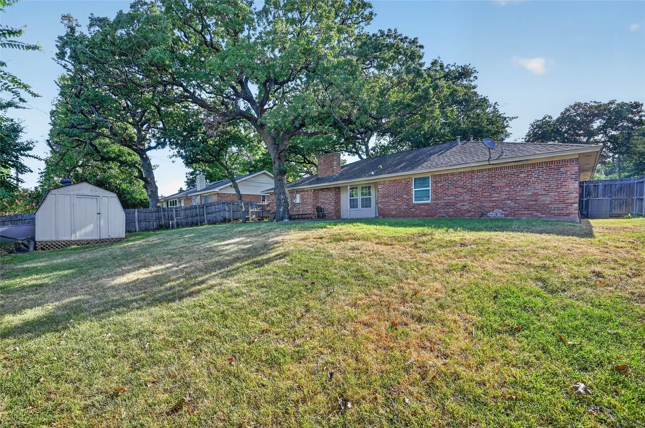 Single Family Residence For Rent in Tarrant County , 7217 Timberlane Drive, North Richland Hills, Texas 76182, 3 Bedroom, 2 Bathroom, 2 Garage spaces, 1,573 Sqft, built in 1979, mls#21366629, Real Estate Agent in North Richland Hills, Homes For Rent in Tarrant county, Homes For Rent in North Richland Hills, Realtor in North Richland Hills Texas, Real Estate Brokerage Independent Realty Texas, Luminita Cordes Realtor