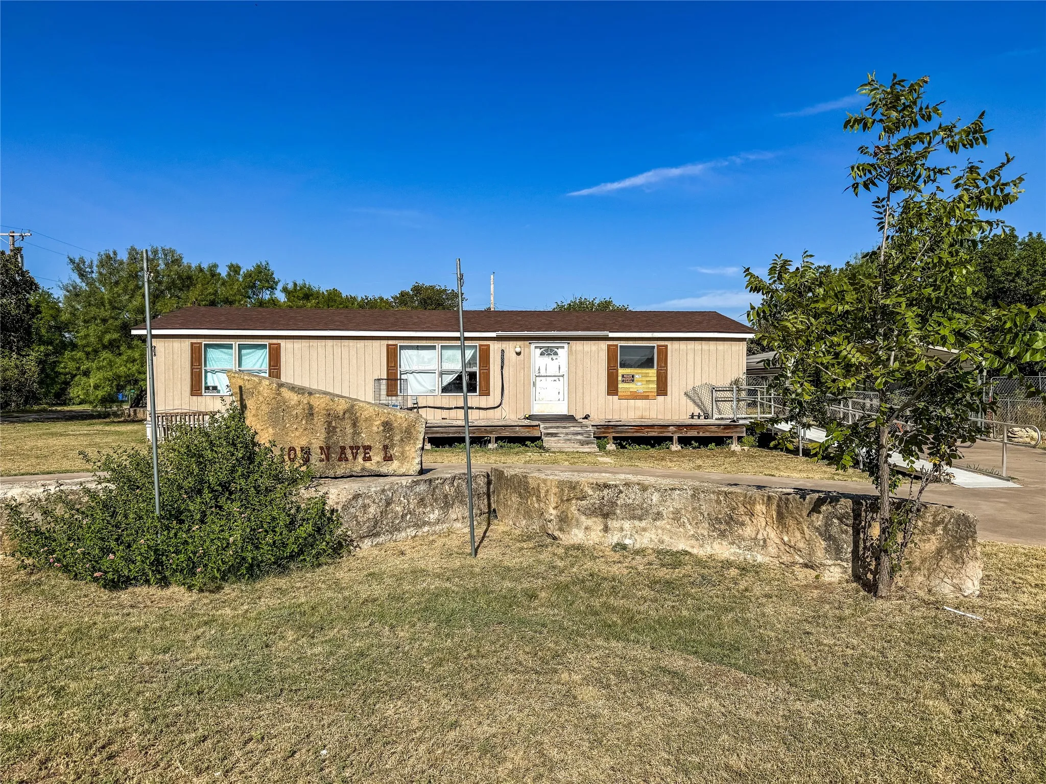 Mobile Home For Sale in Haskell County , 105 N Avenue L, Haskell, Texas 79521, 3 Bedroom, 2 Bathroom, Garage spaces, 1,248 Sqft, built in 2010, Price $69,500, mls#21363361, Real Estate Agent in Haskell, Homes For Sale in Haskell county, Homes For Sale in Haskell, Realtor in Haskell Texas, Real Estate Brokerage Independent Realty Texas, Luminita Cordes Realtor