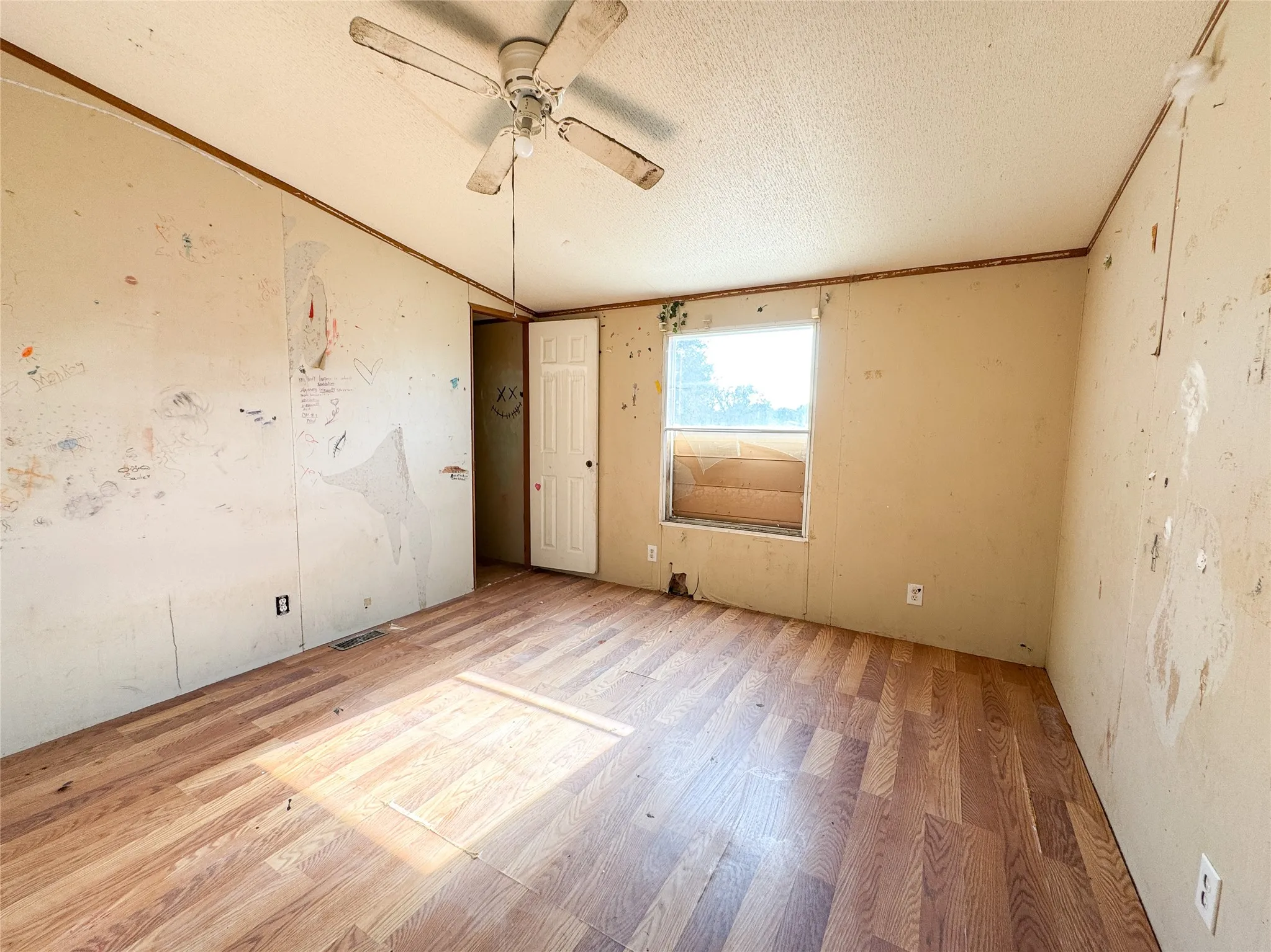Mobile Home For Sale in Haskell County , 105 N Avenue L, Haskell, Texas 79521, 3 Bedroom, 2 Bathroom, Garage spaces, 1,248 Sqft, built in 2010, Price $69,500, mls#21363361, Real Estate Agent in Haskell, Homes For Sale in Haskell county, Homes For Sale in Haskell, Realtor in Haskell Texas, Real Estate Brokerage Independent Realty Texas, Luminita Cordes Realtor