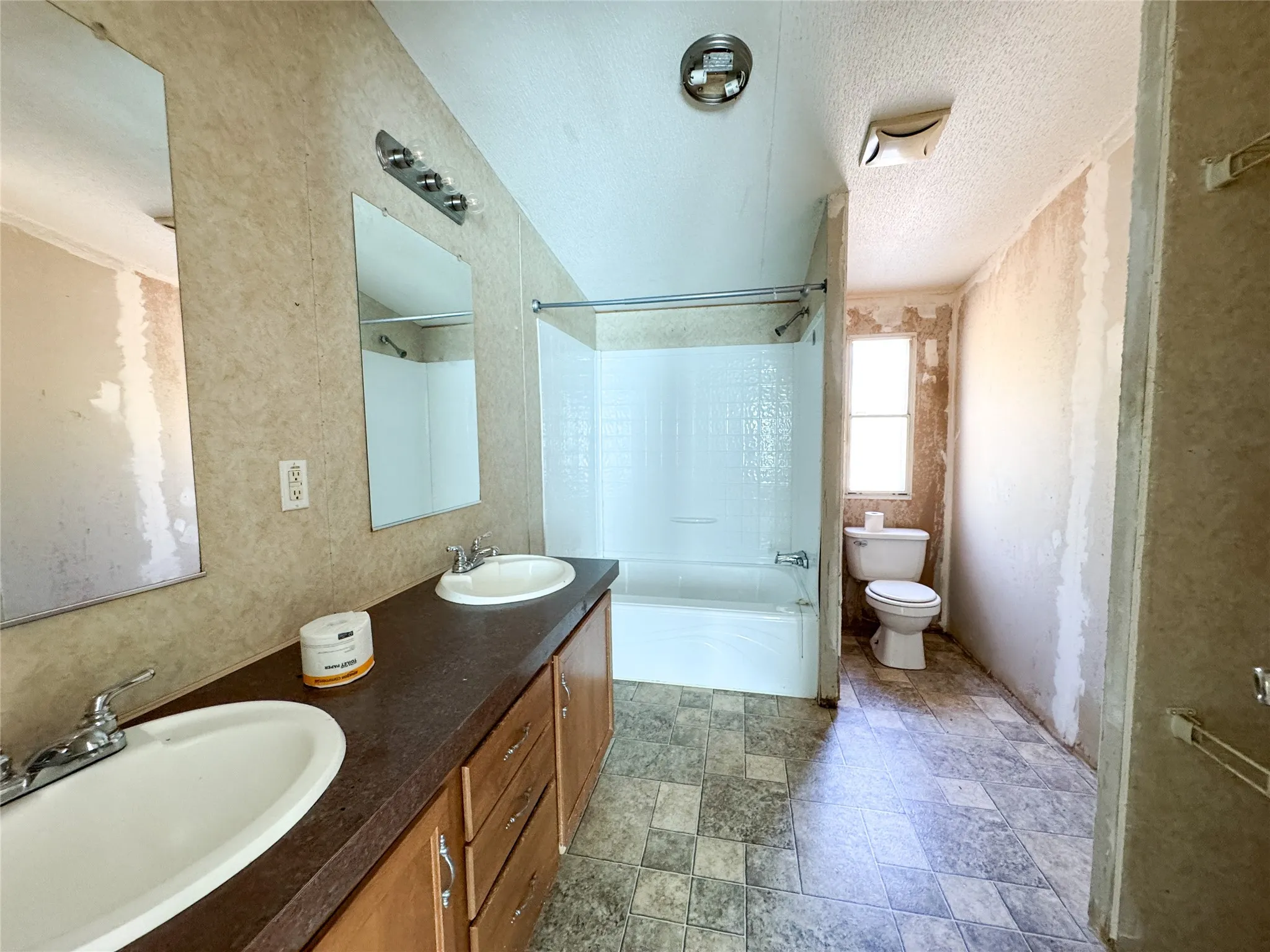 Mobile Home For Sale in Haskell County , 105 N Avenue L, Haskell, Texas 79521, 3 Bedroom, 2 Bathroom, Garage spaces, 1,248 Sqft, built in 2010, Price $69,500, mls#21363361, Real Estate Agent in Haskell, Homes For Sale in Haskell county, Homes For Sale in Haskell, Realtor in Haskell Texas, Real Estate Brokerage Independent Realty Texas, Luminita Cordes Realtor