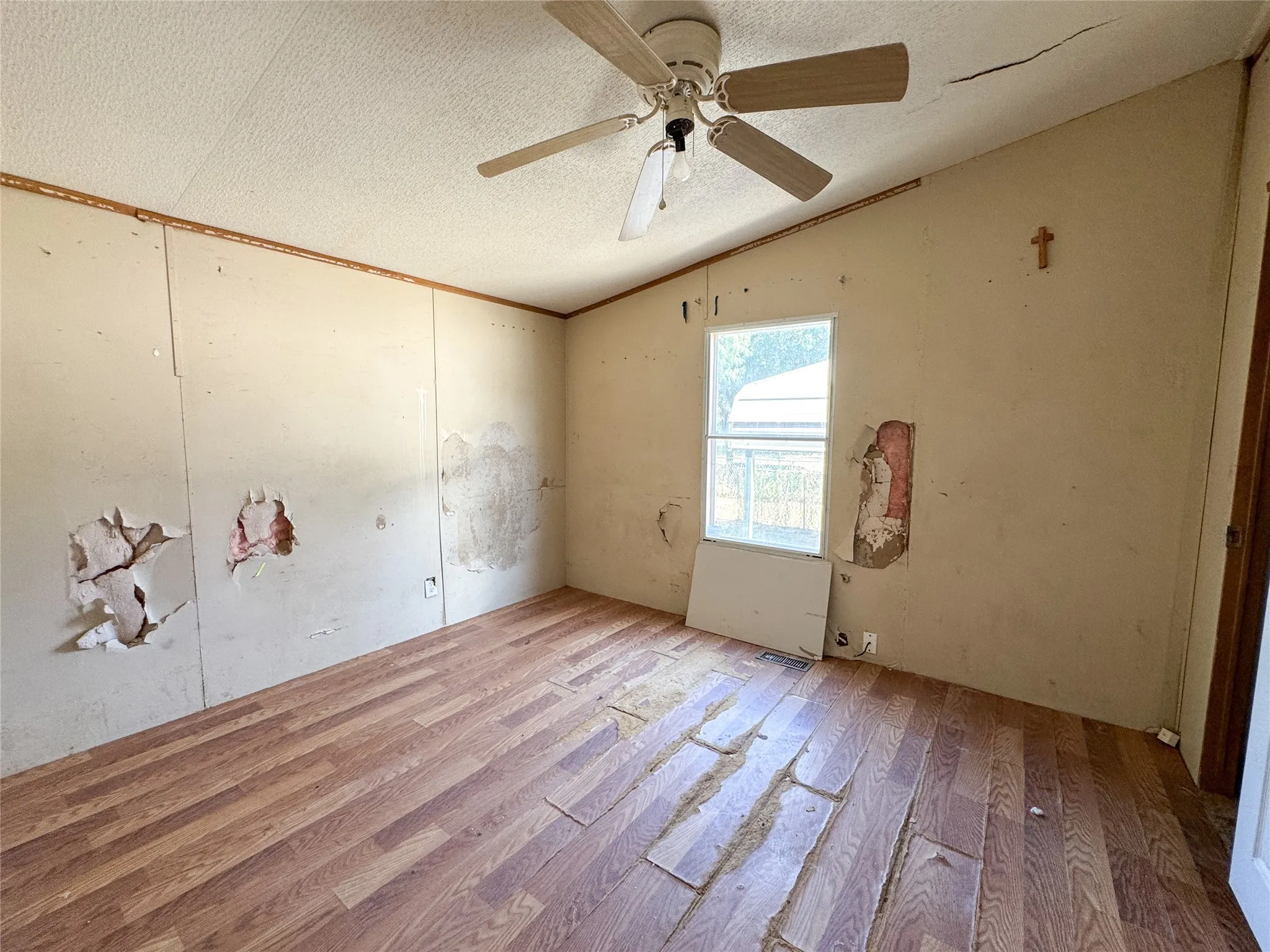 Mobile Home For Sale in Haskell County , 105 N Avenue L, Haskell, Texas 79521, 3 Bedroom, 2 Bathroom, Garage spaces, 1,248 Sqft, built in 2010, Price $69,500, mls#21363361, Real Estate Agent in Haskell, Homes For Sale in Haskell county, Homes For Sale in Haskell, Realtor in Haskell Texas, Real Estate Brokerage Independent Realty Texas, Luminita Cordes Realtor
