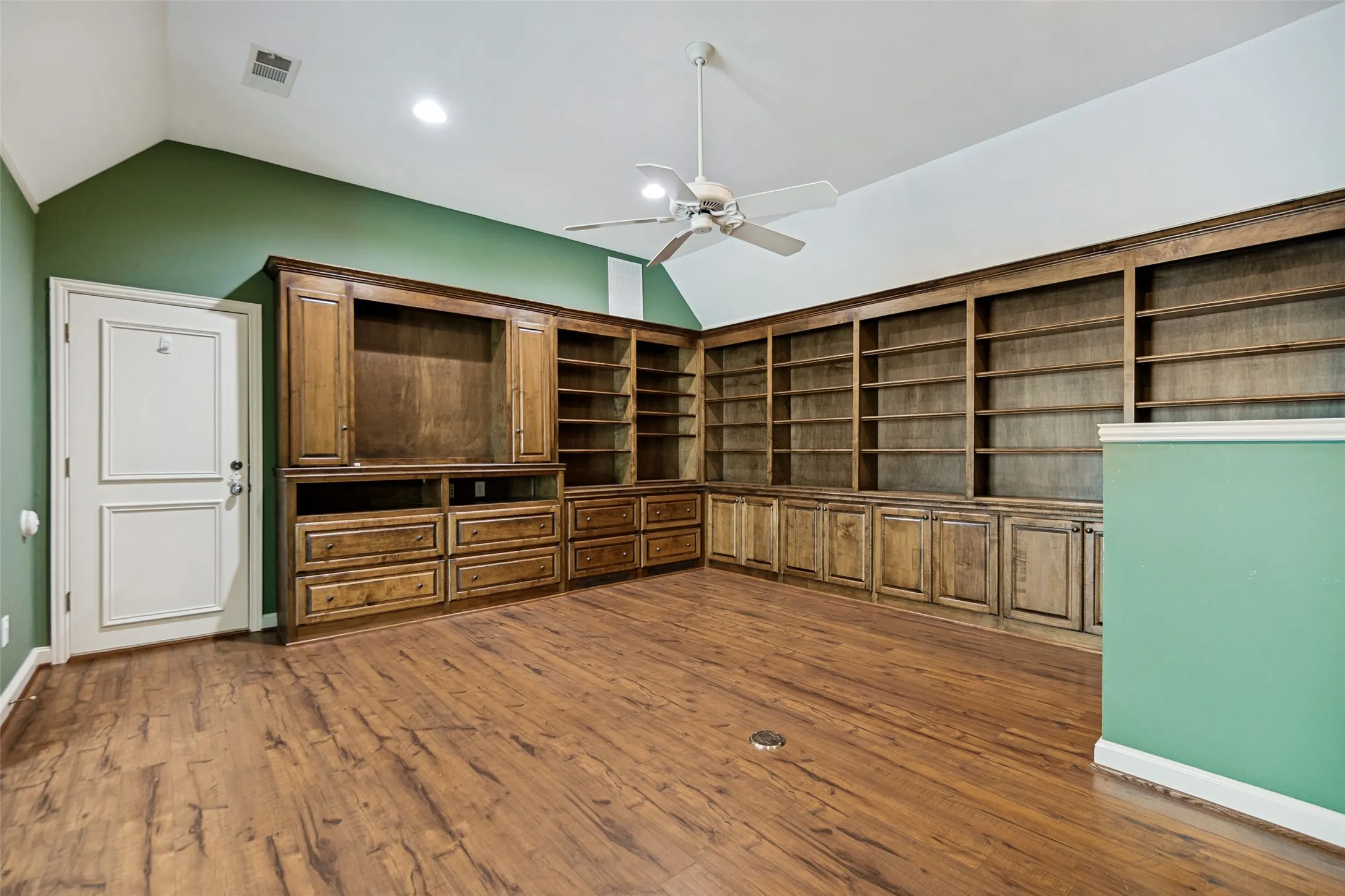 Single Family Residence For Sale in Dallas County , 7718 Marquette Street, Dallas, Texas 75225, 3 Bedroom, 3 Bathroom, 2 Garage spaces, 4,338 Sqft, built in 1998, mls#21365741, Real Estate Agent in Dallas, Homes For Sale in Dallas county, Homes For Sale in Dallas, Realtor in Dallas Texas, Real Estate Brokerage Independent Realty Texas, Luminita Cordes Realtor