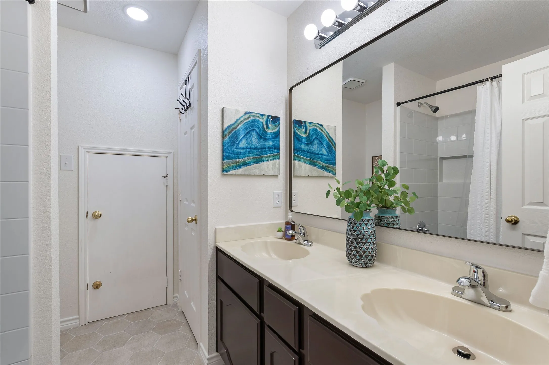 Single Family Residence For Sale in Collin County , 10231 Castle Drive, Frisco, Texas 75035, 4 Bedroom, 3 Bathroom, 2 Garage spaces, 2,278 Sqft, built in 1992, mls#21366557, Real Estate Agent in Frisco, Homes For Sale in Collin county, Homes For Sale in Frisco, Realtor in Frisco Texas, Real Estate Brokerage Independent Realty Texas, Luminita Cordes Realtor