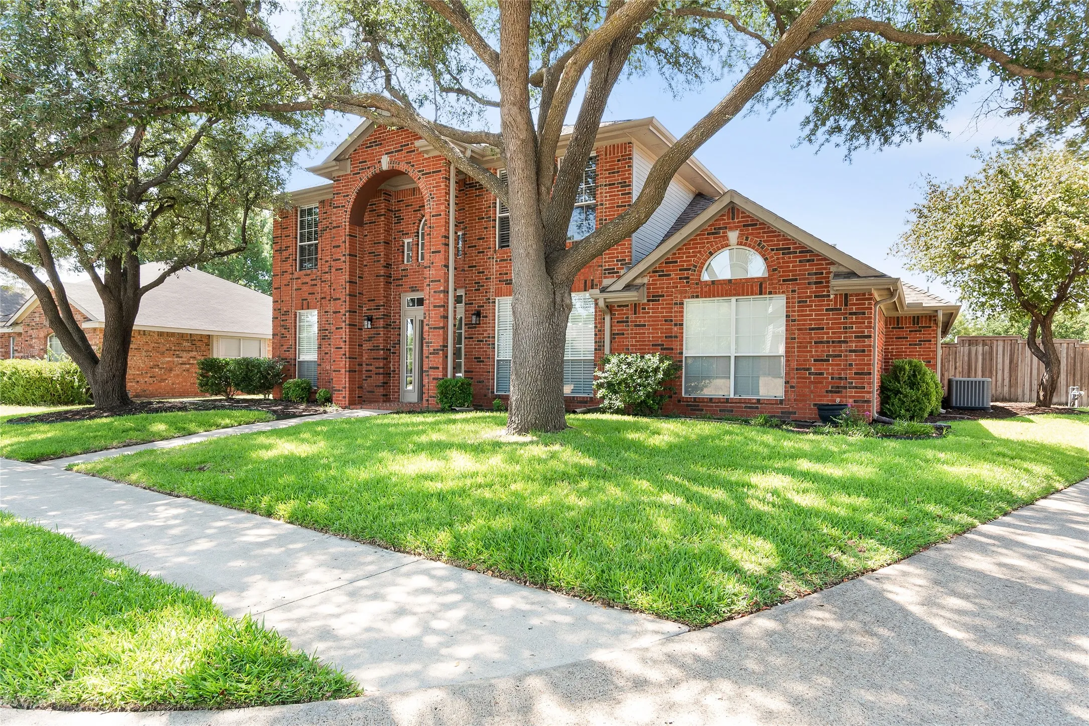 Single Family Residence For Sale in Collin County , 10231 Castle Drive, Frisco, Texas 75035, 4 Bedroom, 3 Bathroom, 2 Garage spaces, 2,278 Sqft, built in 1992, mls#21366557, Real Estate Agent in Frisco, Homes For Sale in Collin county, Homes For Sale in Frisco, Realtor in Frisco Texas, Real Estate Brokerage Independent Realty Texas, Luminita Cordes Realtor