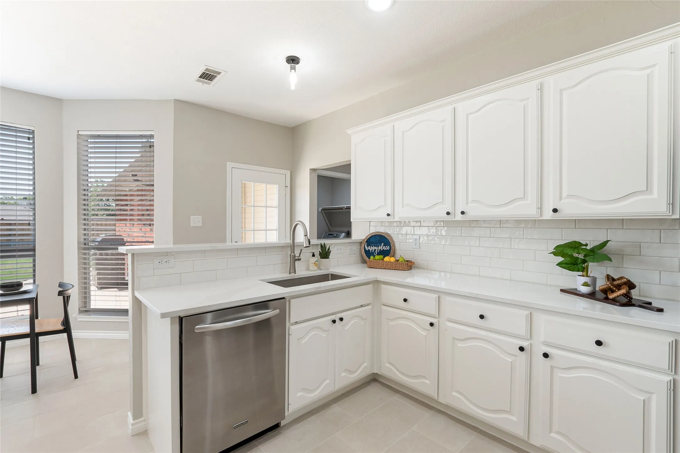 Single Family Residence For Sale in Collin County , 10231 Castle Drive, Frisco, Texas 75035, 4 Bedroom, 3 Bathroom, 2 Garage spaces, 2,278 Sqft, built in 1992, mls#21366557, Real Estate Agent in Frisco, Homes For Sale in Collin county, Homes For Sale in Frisco, Realtor in Frisco Texas, Real Estate Brokerage Independent Realty Texas, Luminita Cordes Realtor