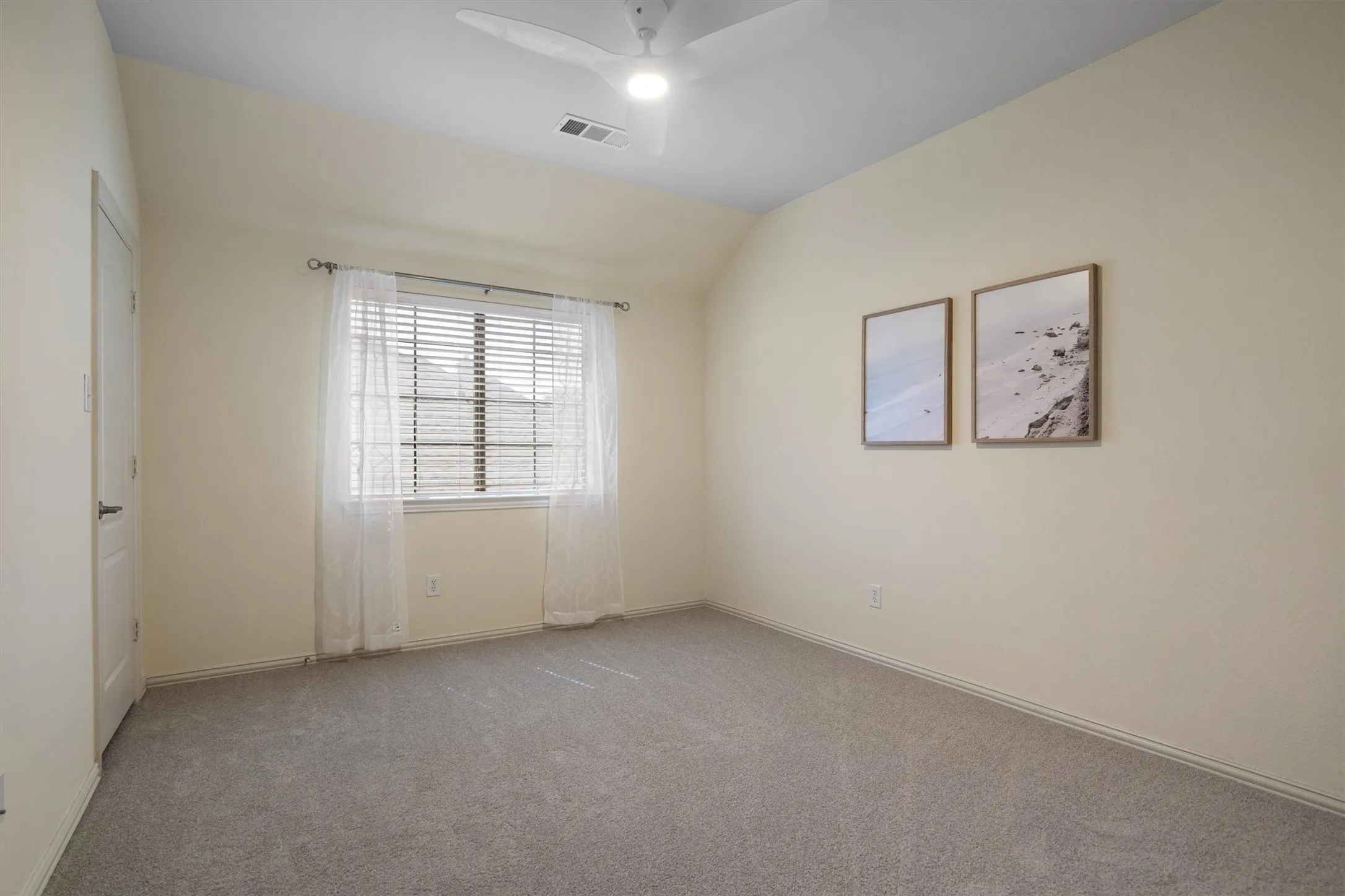 Single Family Residence For Sale in Tarrant County , 4720 Mcbreyer Place, Fort Worth, Texas 76244, 4 Bedroom, 3 Bathroom, 2 Garage spaces, 3,114 Sqft, built in 2007, mls#21362816, Real Estate Agent in Fort Worth, Homes For Sale in Tarrant county, Homes For Sale in Fort Worth, Realtor in Fort Worth Texas, Real Estate Brokerage Independent Realty Texas, Luminita Cordes Realtor