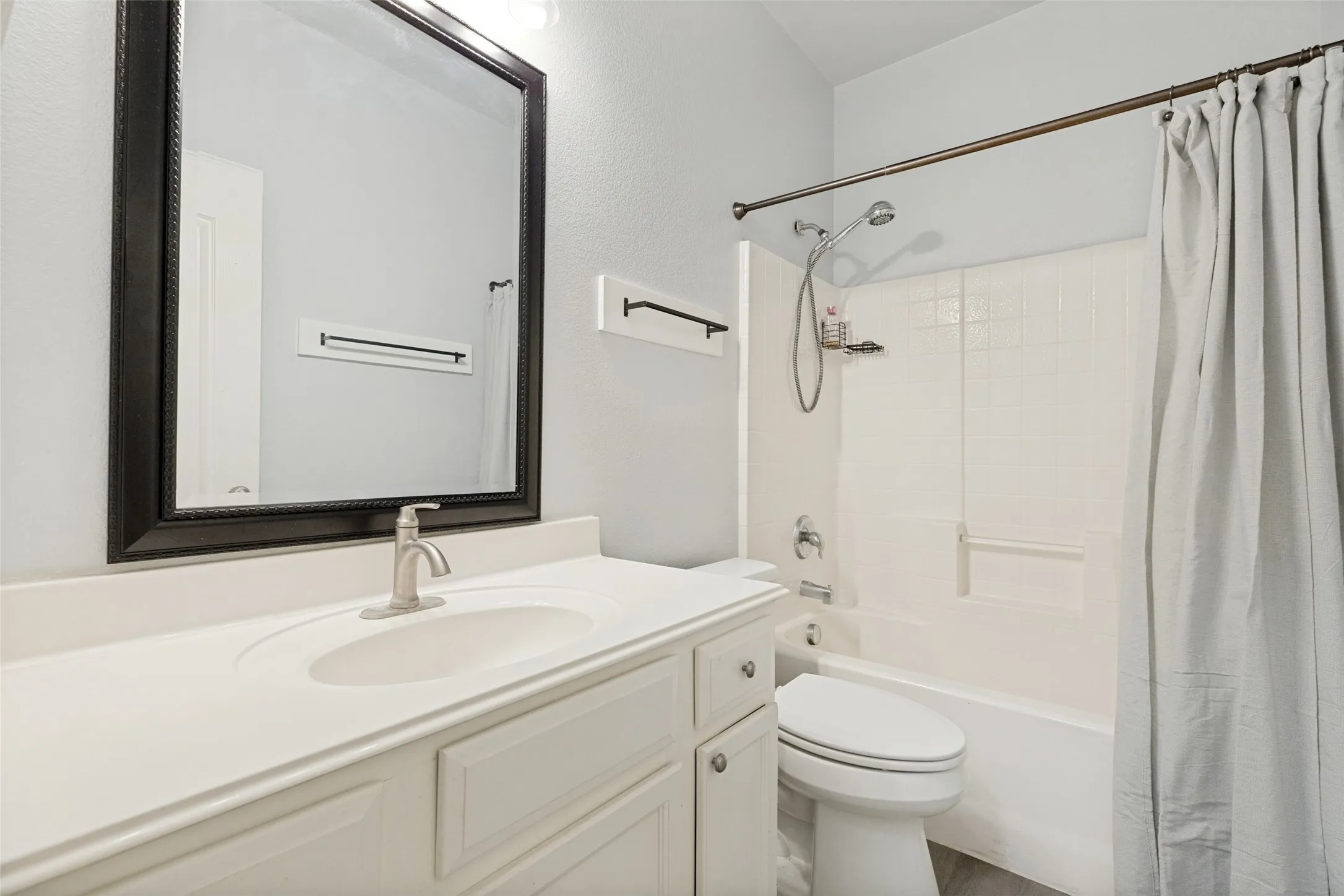 Single Family Residence For Rent in Denton County , 2404 Evening Song Drive, Little Elm, Texas 75068, 3 Bedroom, 2 Bathroom, 2 Garage spaces, 1,825 Sqft, built in 2006, mls#21366152, Real Estate Agent in Little Elm, Homes For Rent in Denton county, Homes For Rent in Little Elm, Realtor in Little Elm Texas, Real Estate Brokerage Independent Realty Texas, Luminita Cordes Realtor