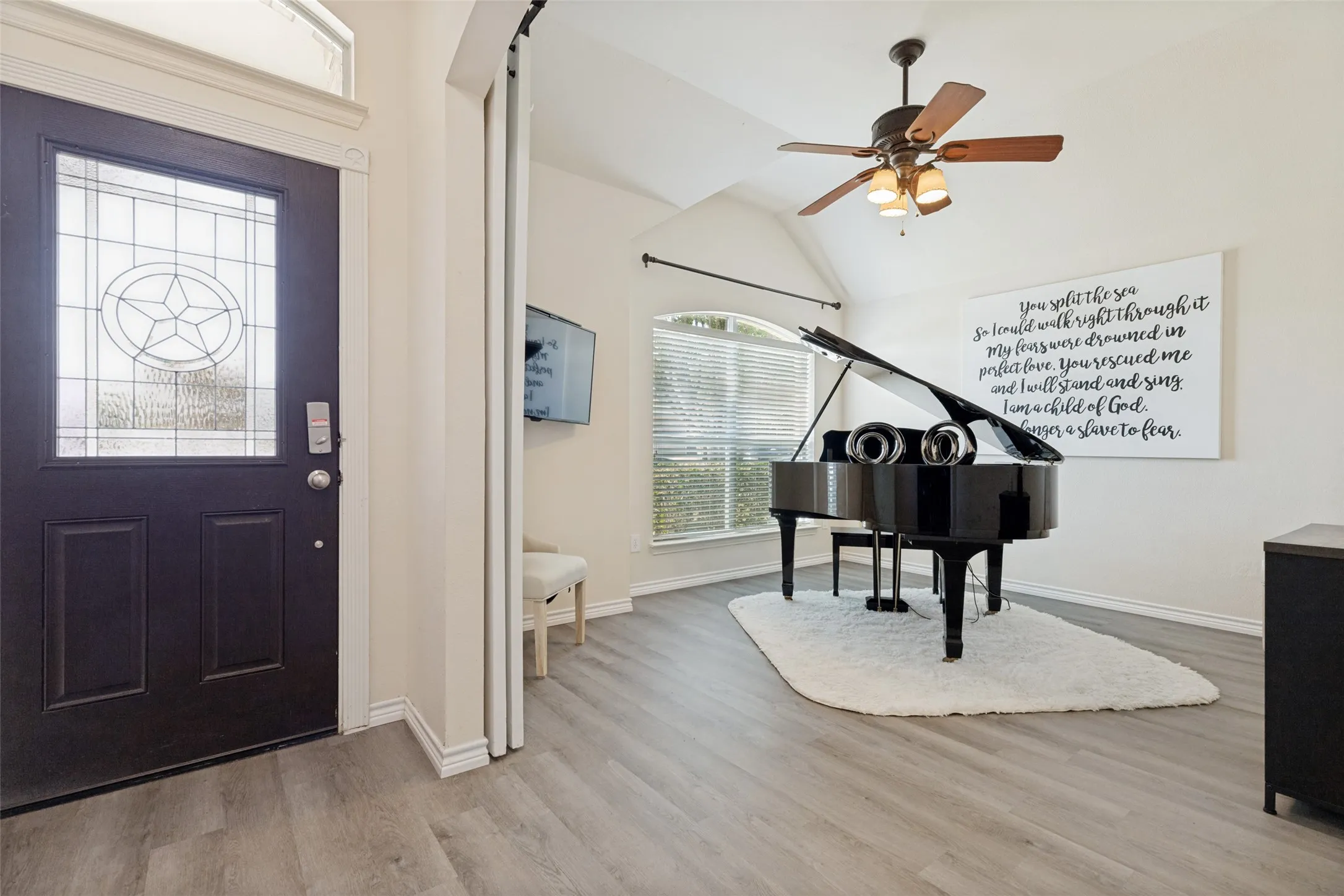 Single Family Residence For Rent in Denton County , 2404 Evening Song Drive, Little Elm, Texas 75068, 3 Bedroom, 2 Bathroom, 2 Garage spaces, 1,825 Sqft, built in 2006, mls#21366152, Real Estate Agent in Little Elm, Homes For Rent in Denton county, Homes For Rent in Little Elm, Realtor in Little Elm Texas, Real Estate Brokerage Independent Realty Texas, Luminita Cordes Realtor
